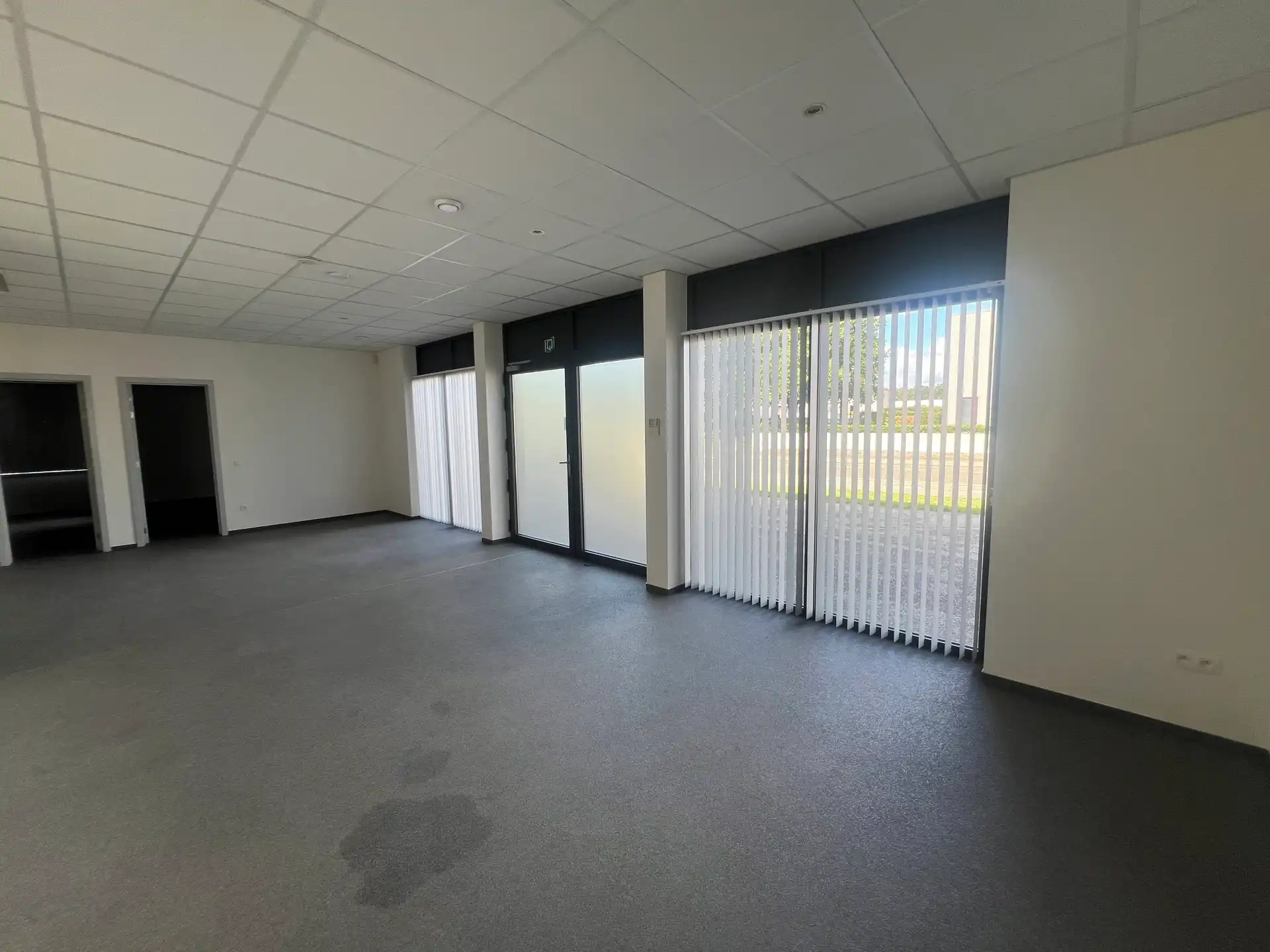 Bedrijfsgebouw met kantoren en woning in Houthalen foto 3