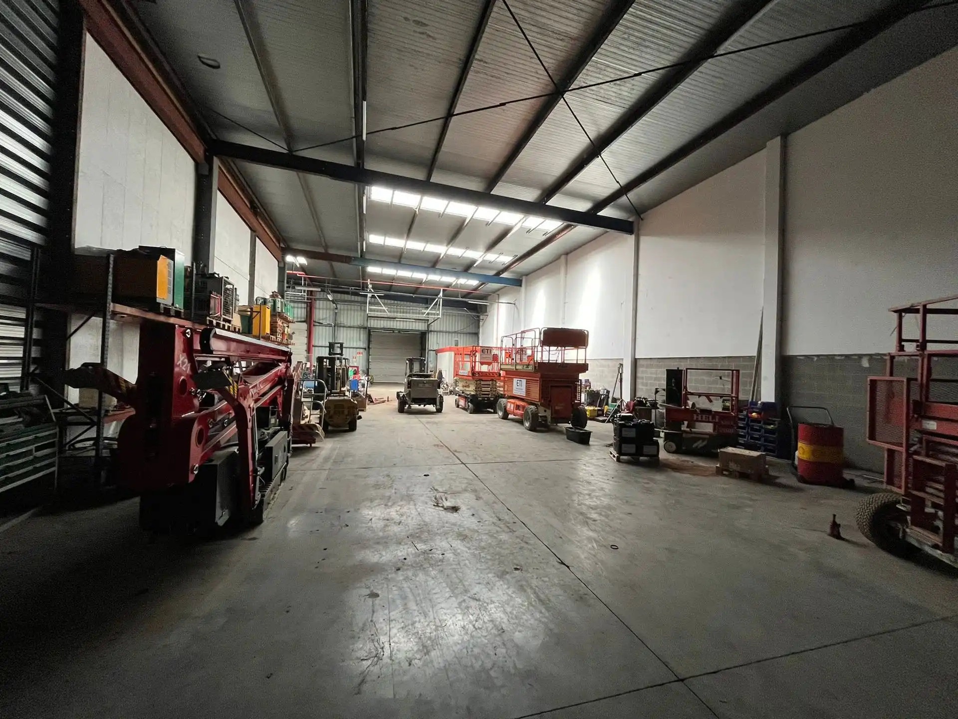 Magazijn Unit 18-20  van 775 m²  centraal  tussen A12 en E19 foto 3