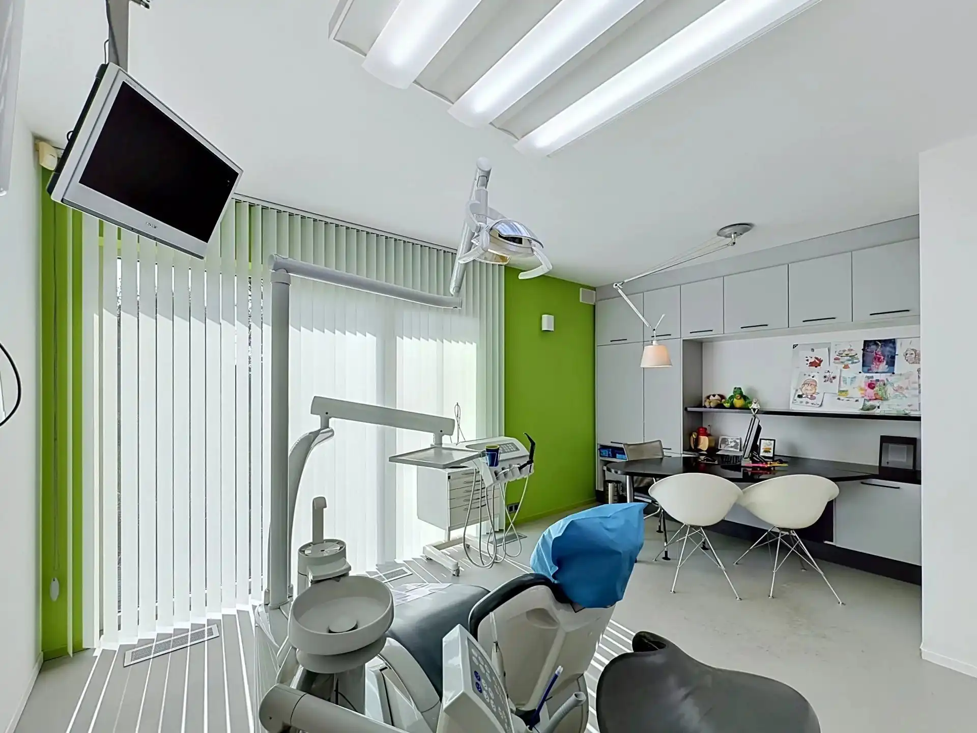 Moderne woning met 3 slaapkamers en praktijk of kantoorruimte op mooi perceel foto 9