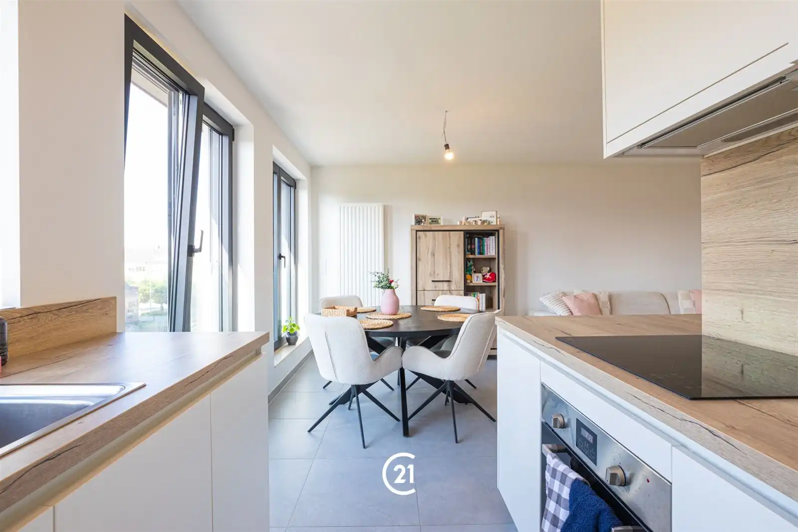 Stijlvol gerenoveerd appartement + parkeerplaats in Bevegem foto 4