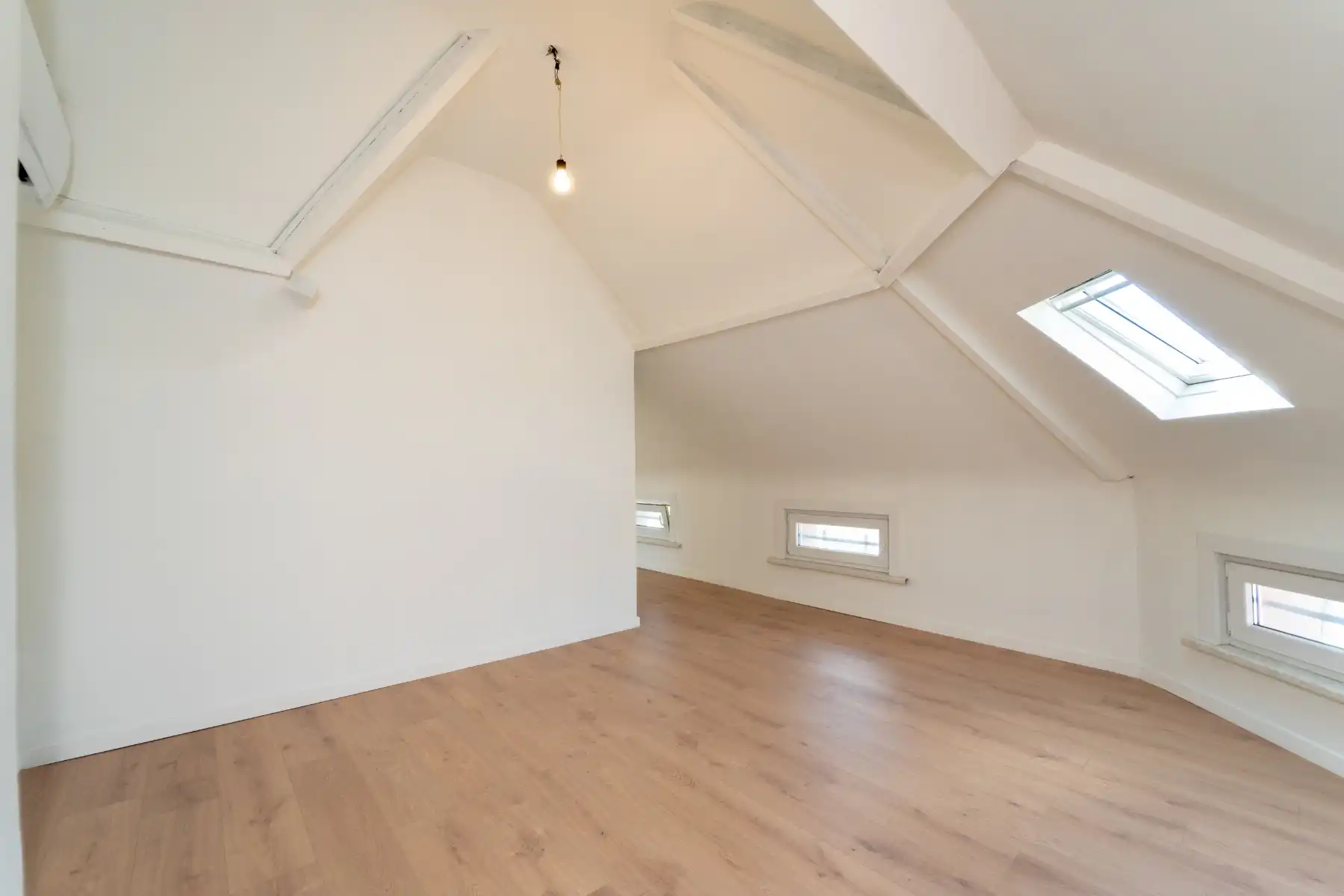 Gerenoveerde lichtrijke hoekwoning aan het water foto 32