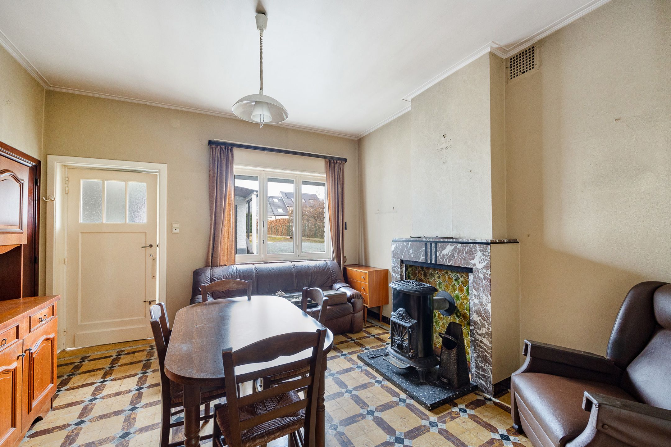 te renoveren 3-gevel woning met tuin foto 5