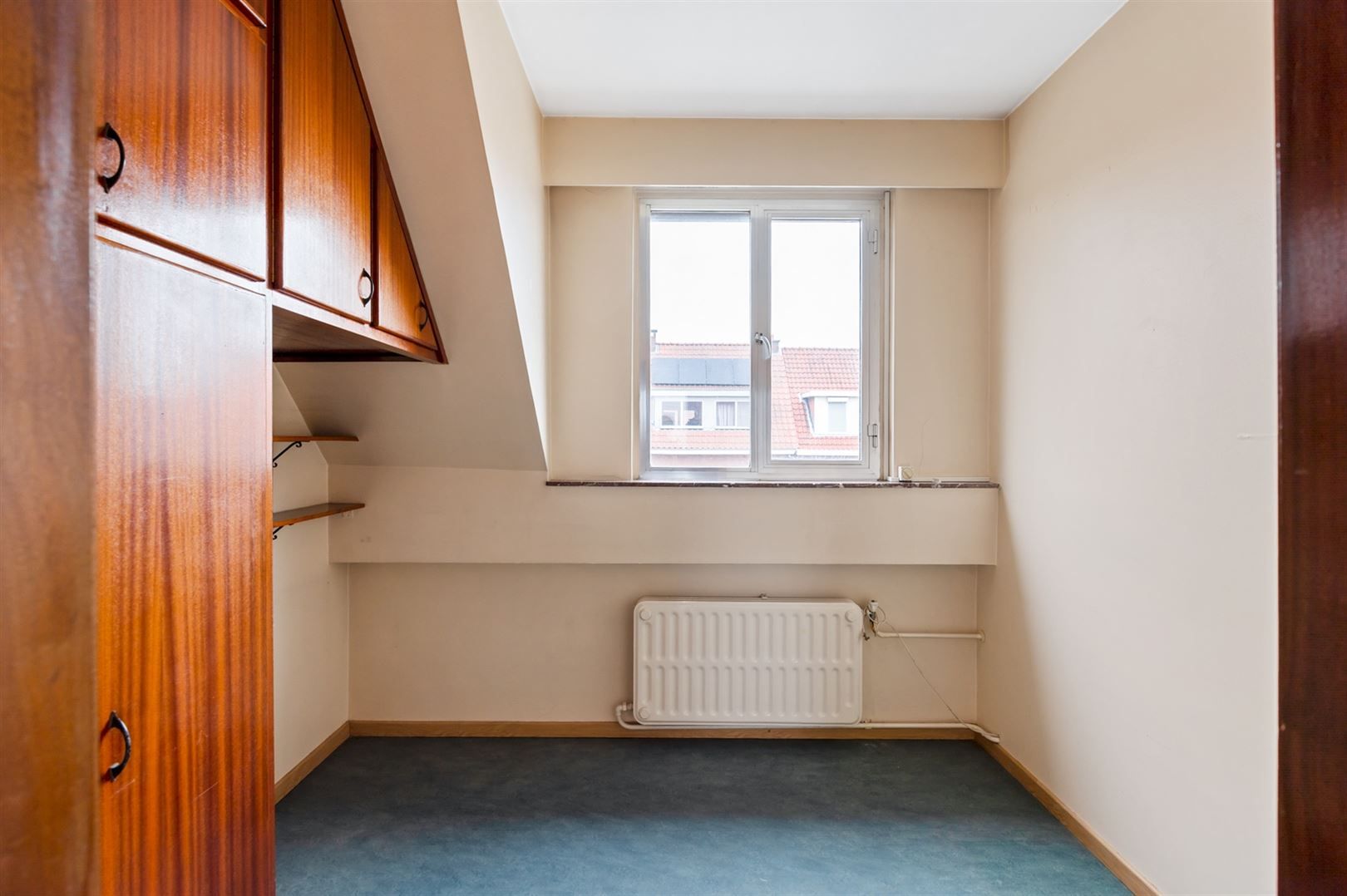 Te renoveren bel-étagewoning met zonnige tuin. foto 11