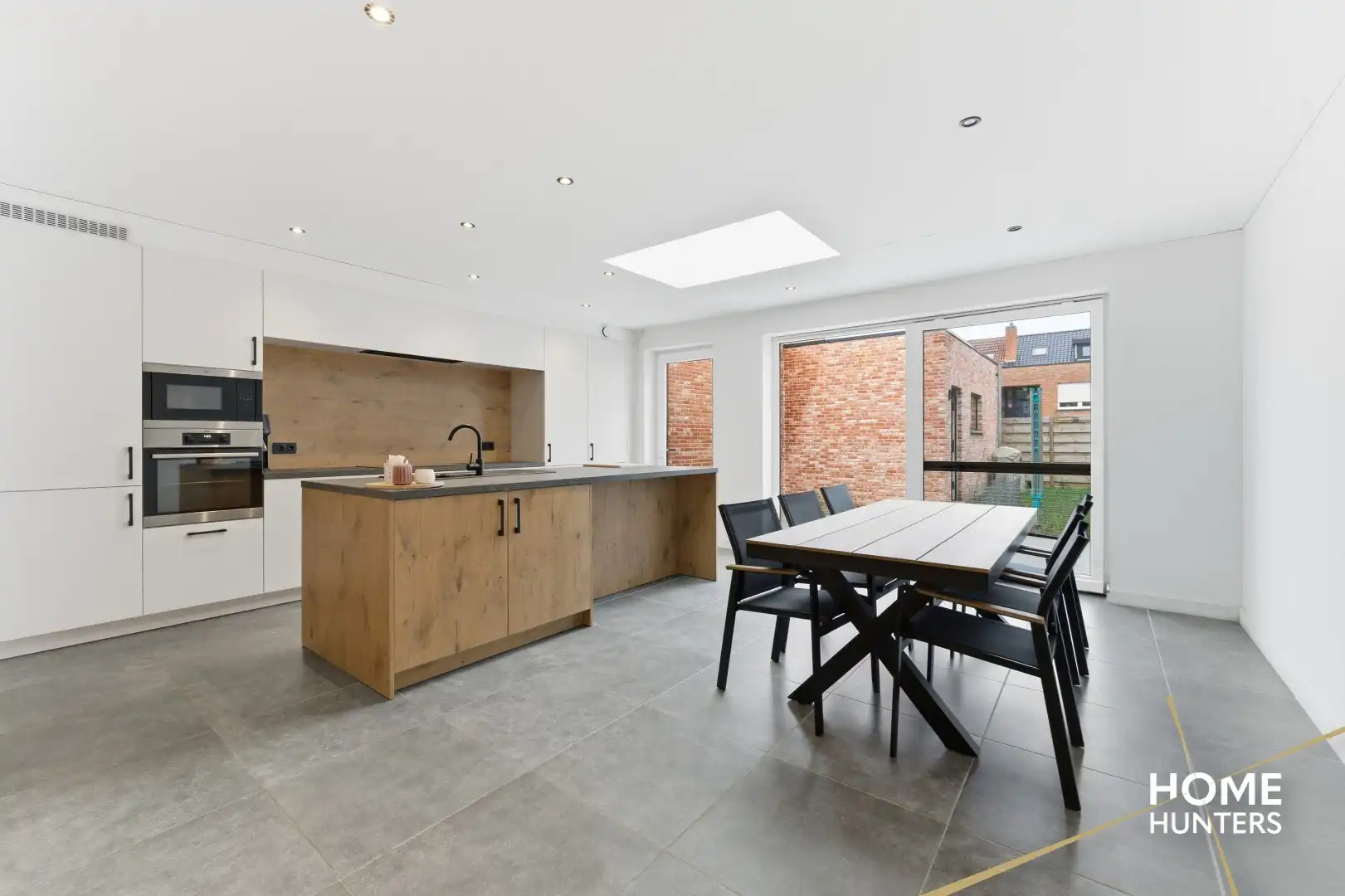 Instapklare gezinswoning met 4 slaapkamers, garage en uitweg te Sint-Kruis! foto 4