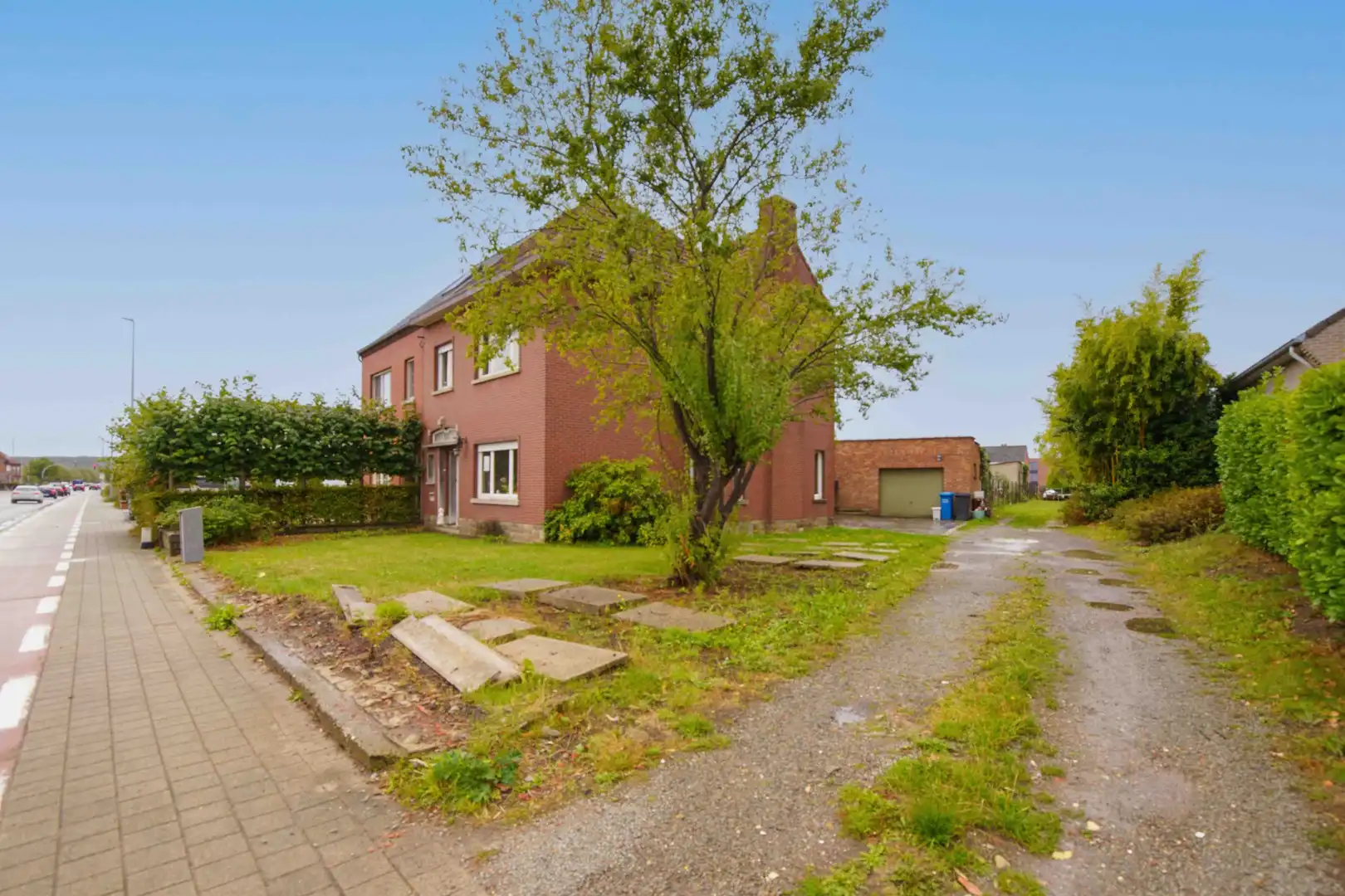 Ruime woning met vier slaapkamers en grote tuin foto 3