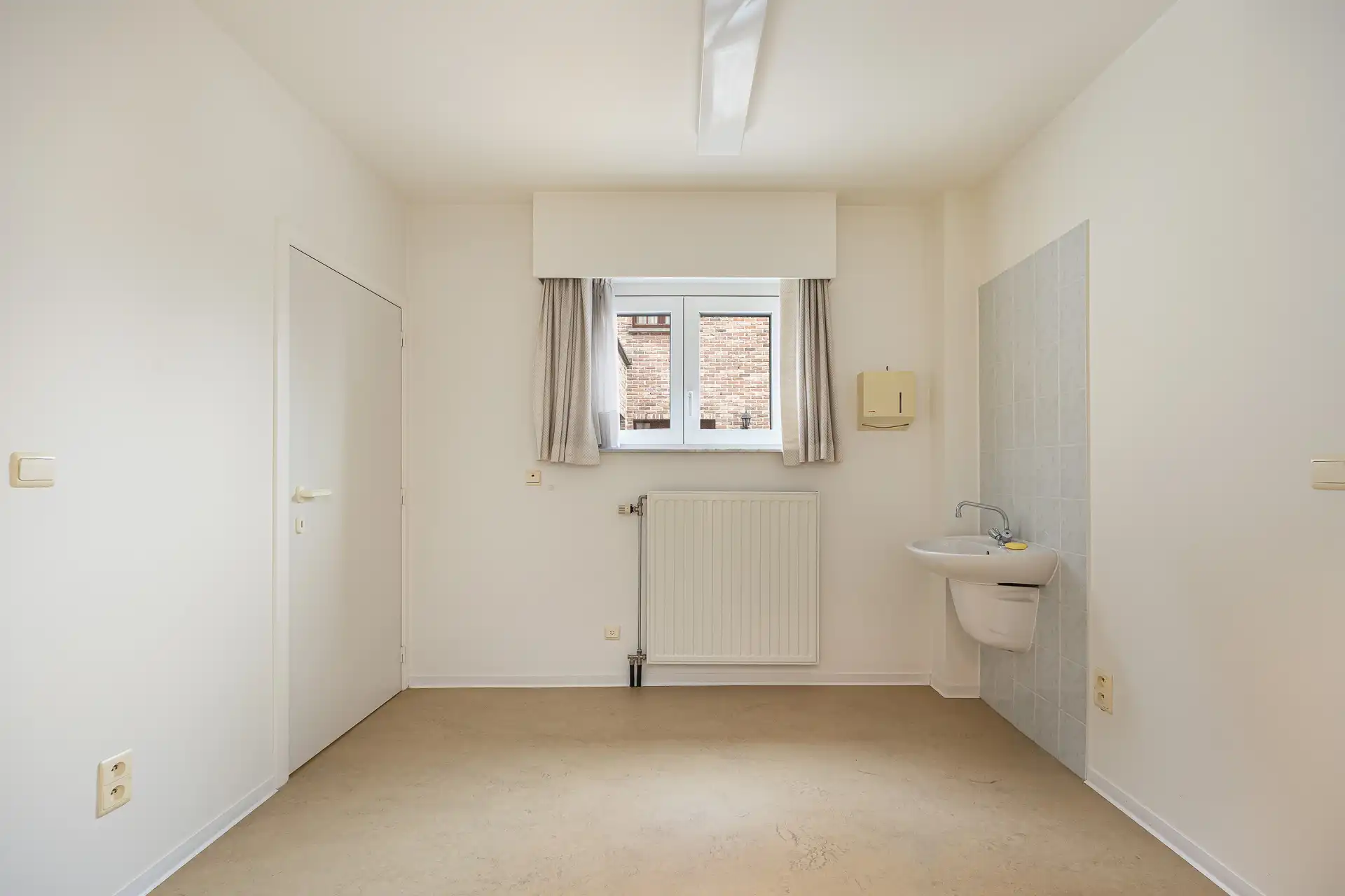 Voormalige dokterswoning met enorm veel potentieel! foto 13