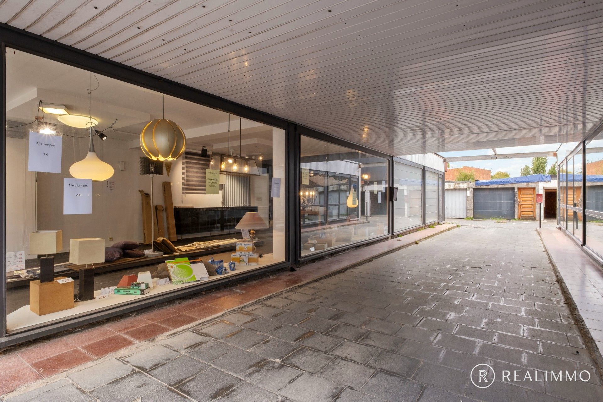 Verrassend ruim handelspand in hartje Kuurne foto 3