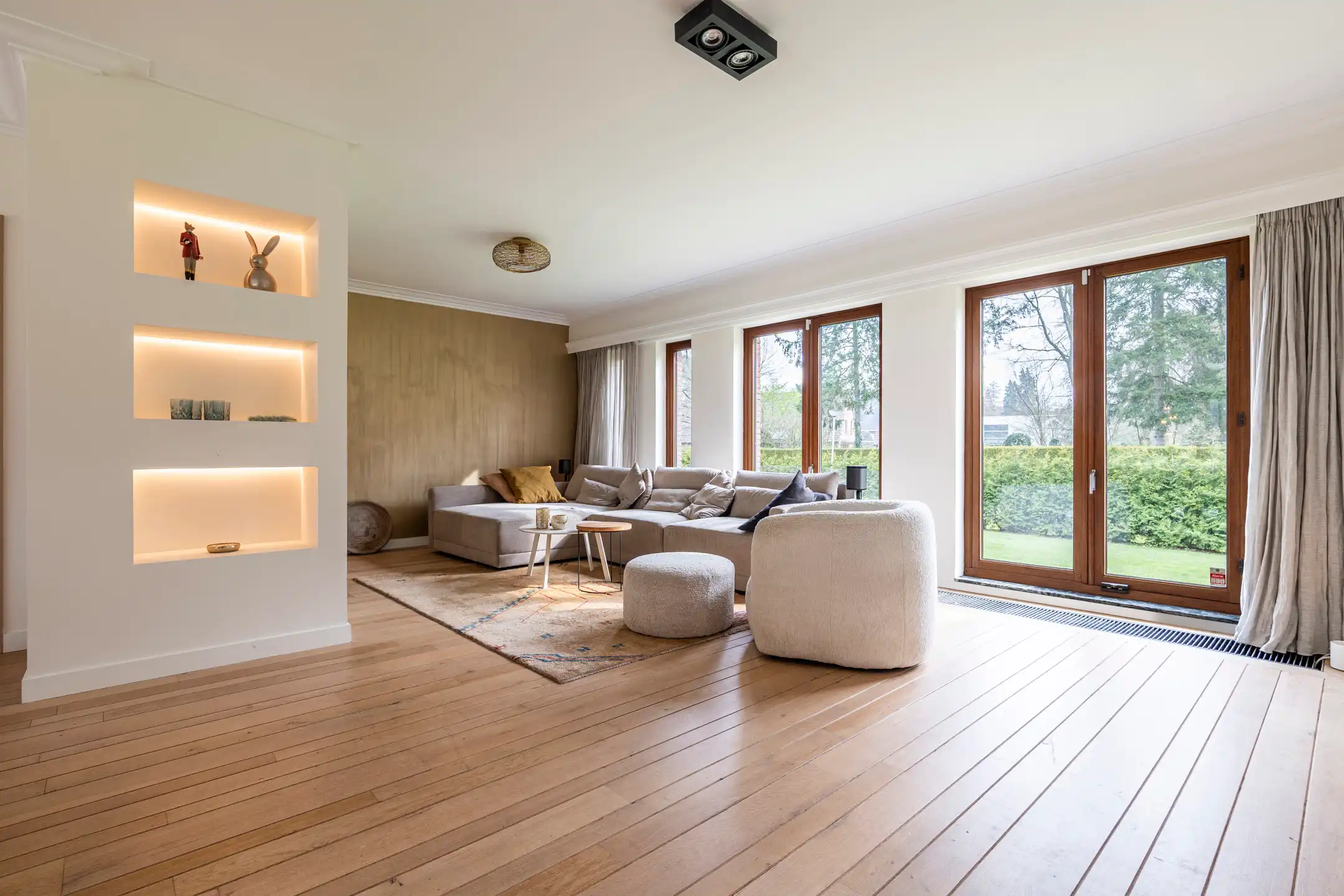 Ruime, recent gerenoveerde villa met 5 slpks op 2.430 m² foto 3