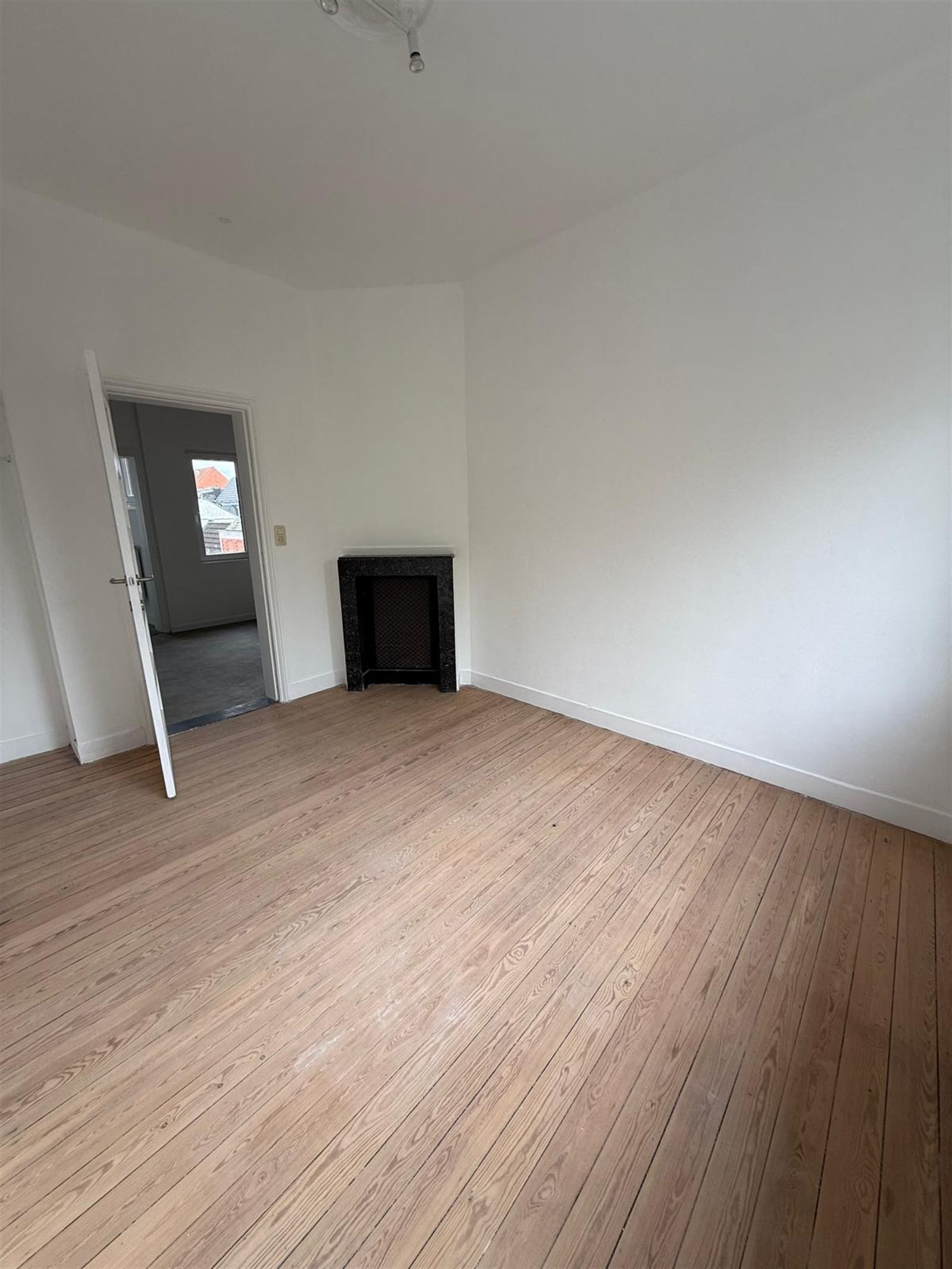 2 SLPK appartement te huur op de 3de verdieping, gelegen op het Falconplein  foto 3
