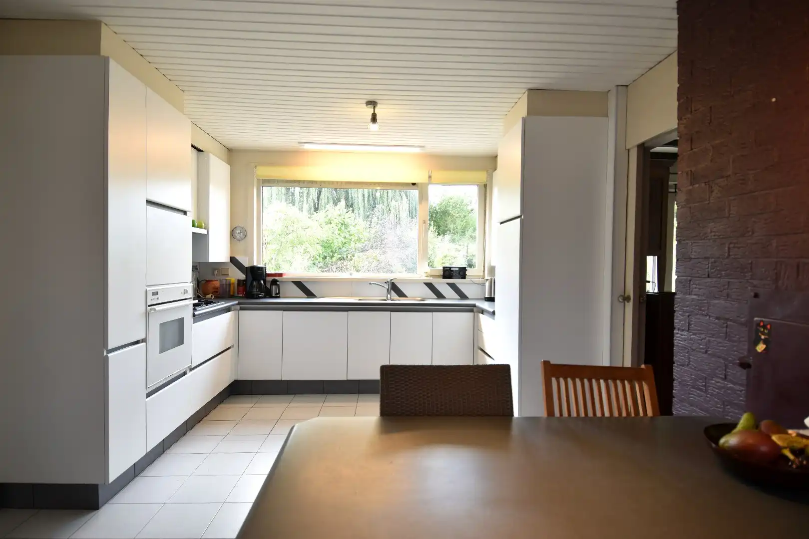 Charmante woning met 3 slaapkamers, 2 garages en een zalige tuin te koop in Gullegem! foto 2