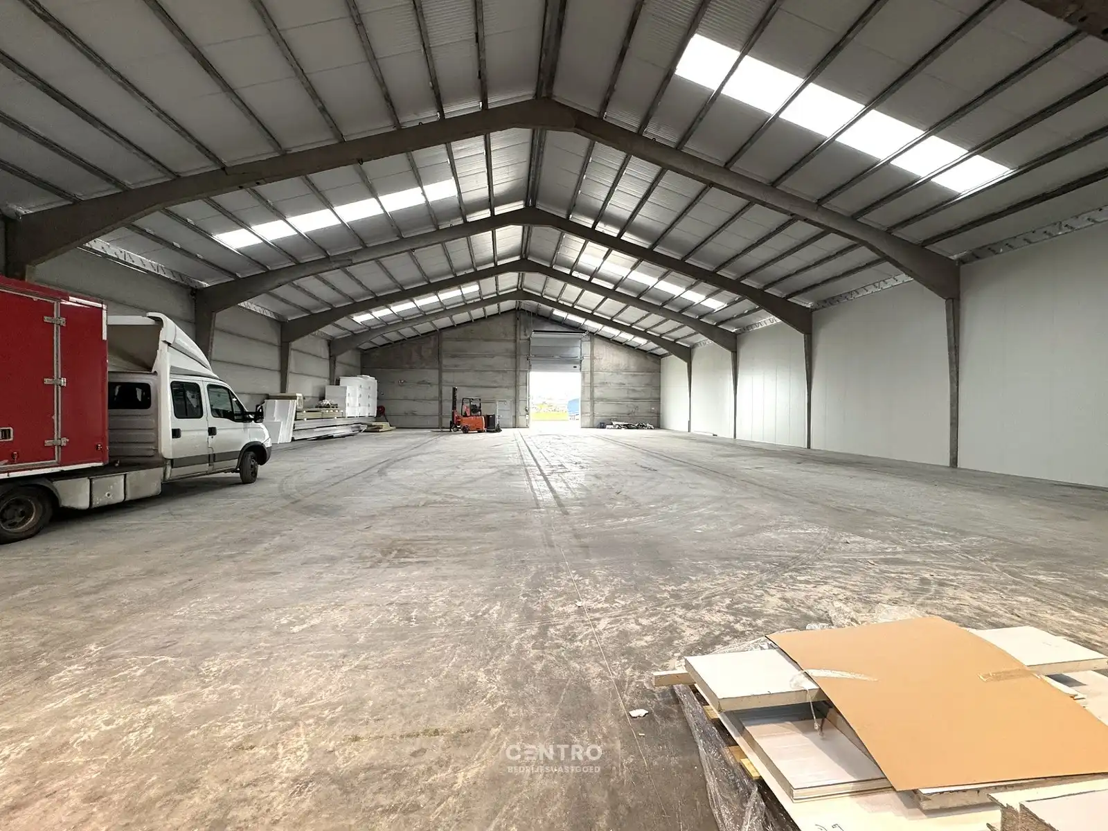 Instapklare MAGAZIJN (1.200m², voorzien van 2 LAADKADEN (met levellers), elektrische sectionaalpoort en verhard terrein (voor- en achterkant) op industriezone te Gistel. foto 10