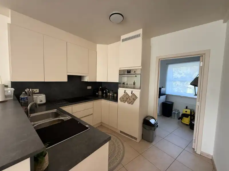Ruim, lichtrijk appartement met 2 slaapkamers, groot terras en EPC B! foto 6