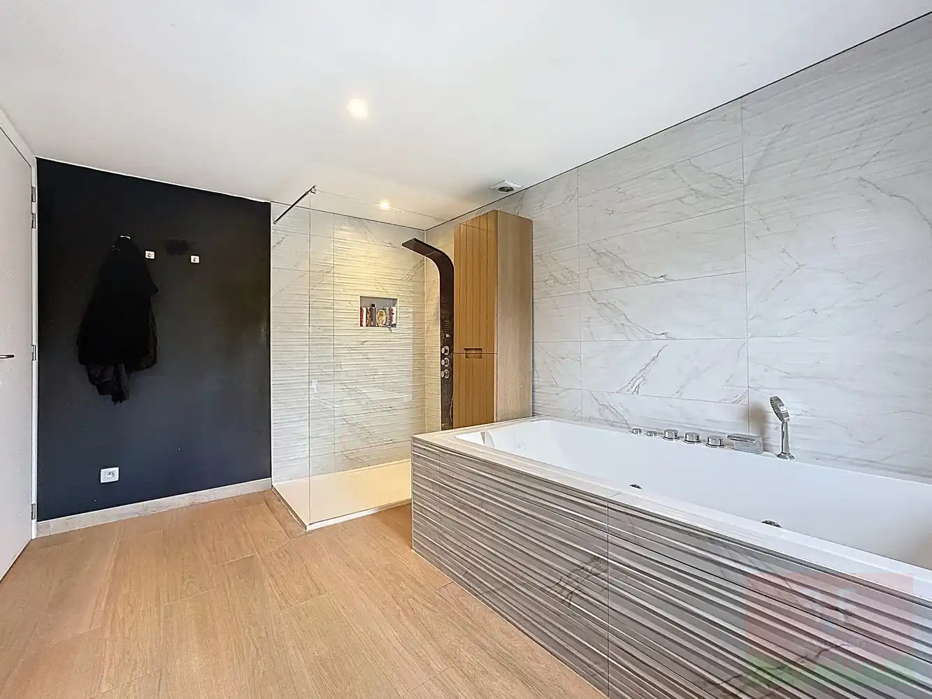 Instapklare hedendaagse gezinswoning met garage, opslagruimte en grote tuin foto 15