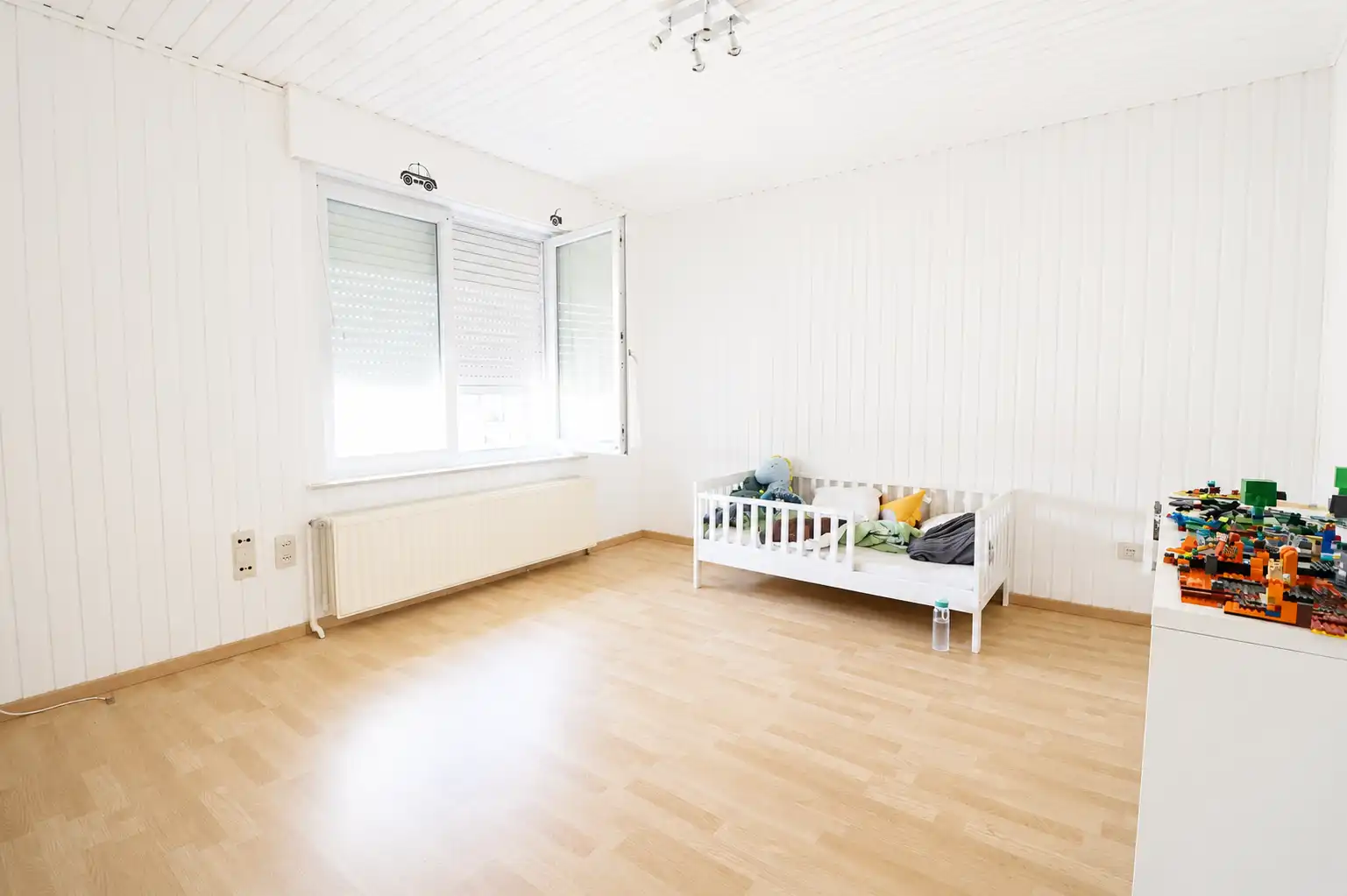 Zeer ruime en lichtrijke bel-etagewoning met 3 grote slaapkamers, dubbele garage en tuin. foto 15