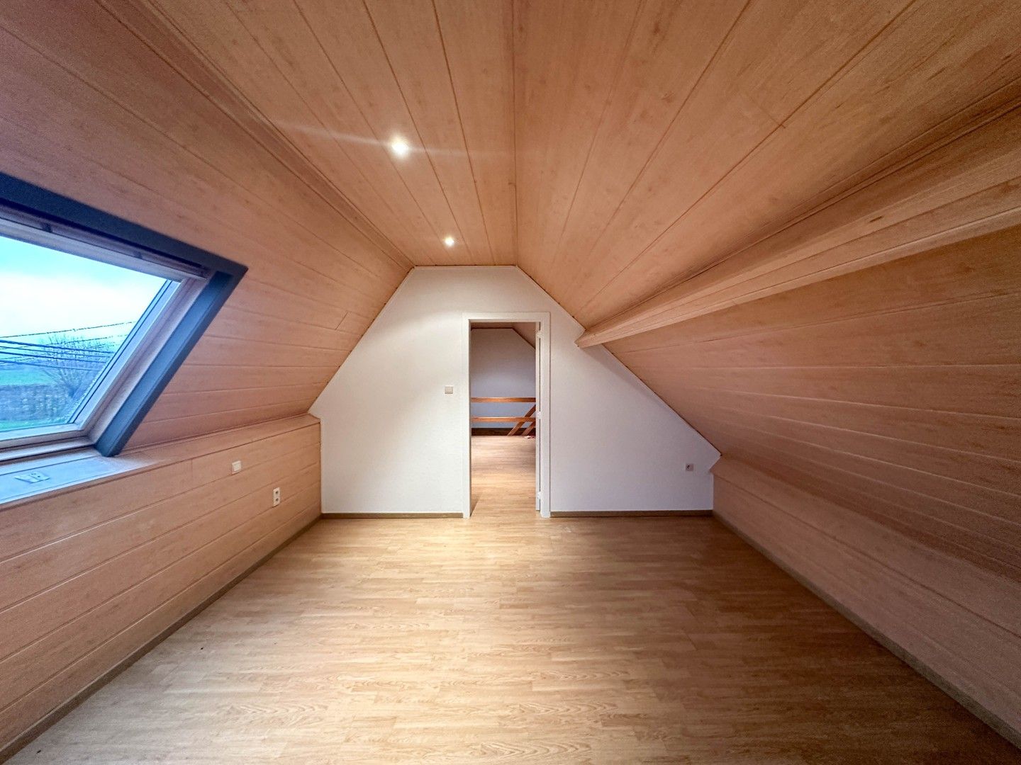 Instapklare HOB met twee slaapkamers & garage te Aalbeke! foto 10