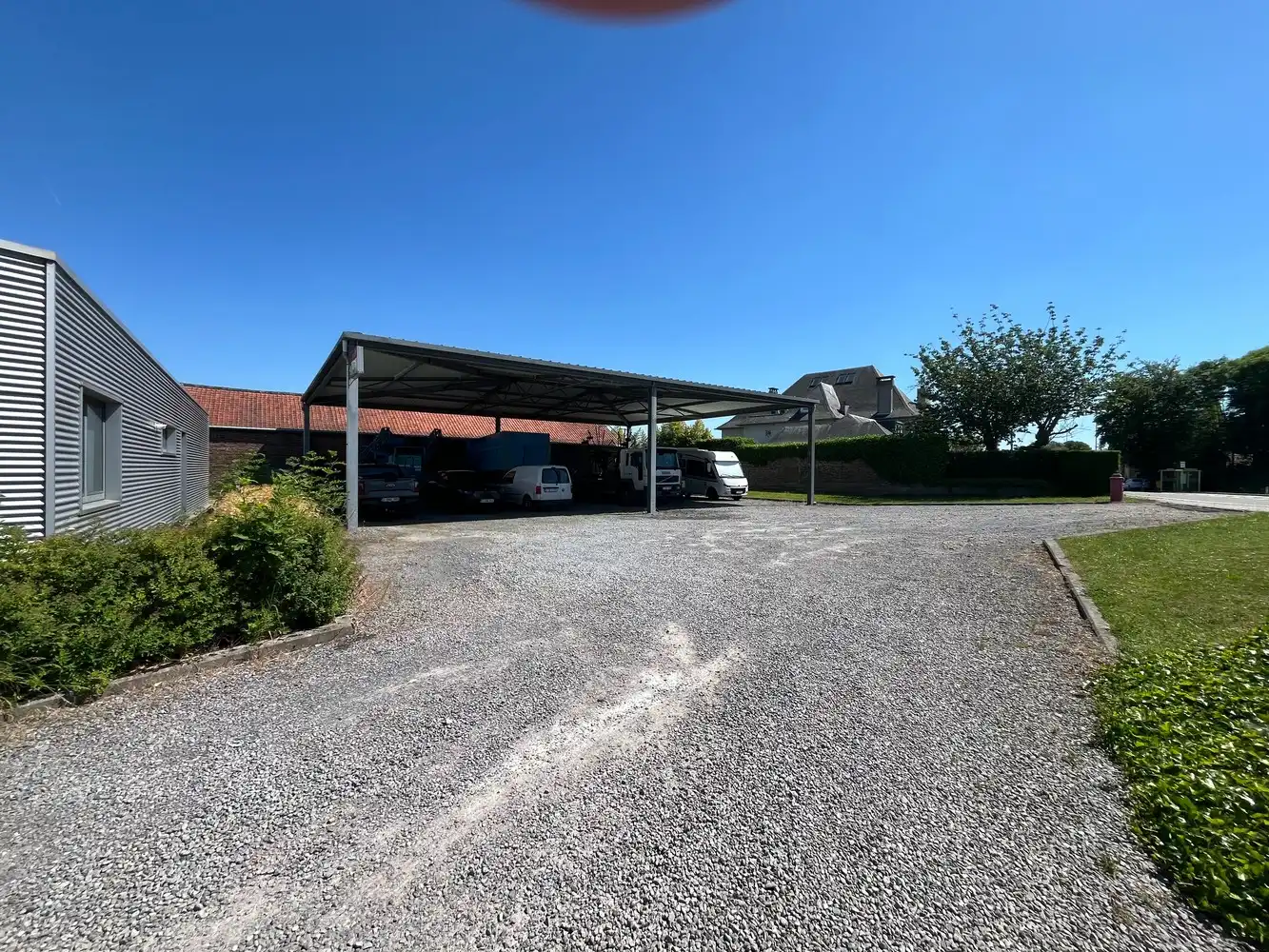 Bedrijfsgebouw met showroom foto 27