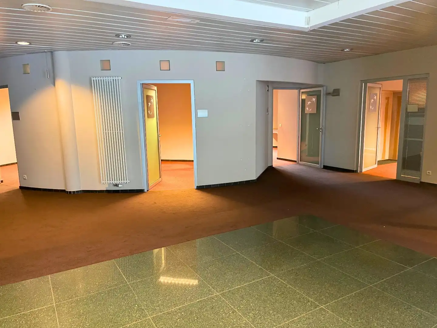 Handelsgelijkvloers 433m² met 3 parkings en kelder op commerciële topligging foto 4