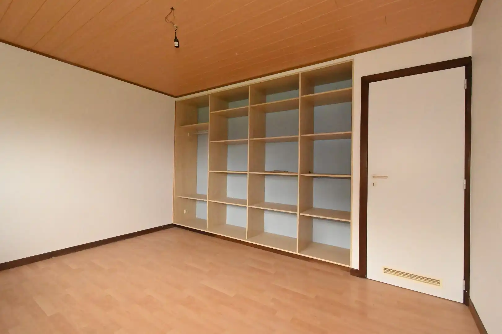Ruime halfopen woning met parkeerplaats en tuin  foto 22
