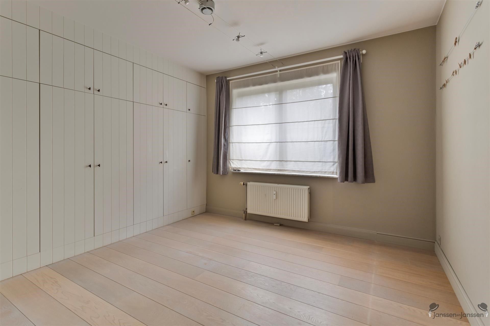 Uitzonderlijk ruim gelijkvloers appartement met 3slaapkamers foto 10