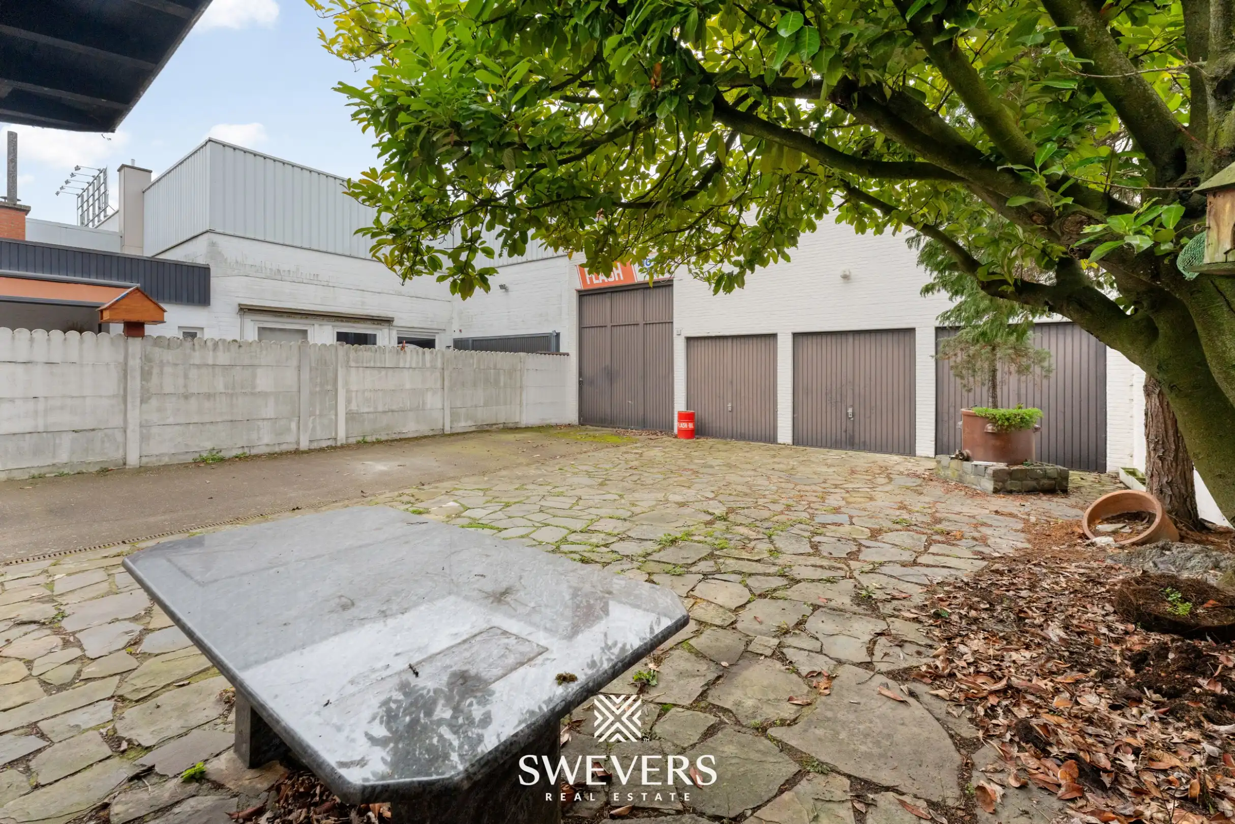 Ruime gezinswoning met multifunctionele loods op commerciële toplocatie foto 29