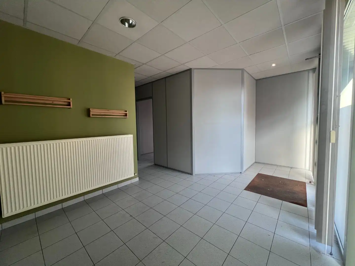 Commercieel handelspand met tal van mogelijkheden in het centrum van Lievegem foto 4