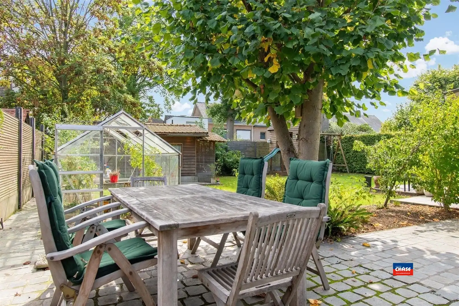 Ruime gezinswoning met drie slaapkamers, ruime tuin en oprit foto 14