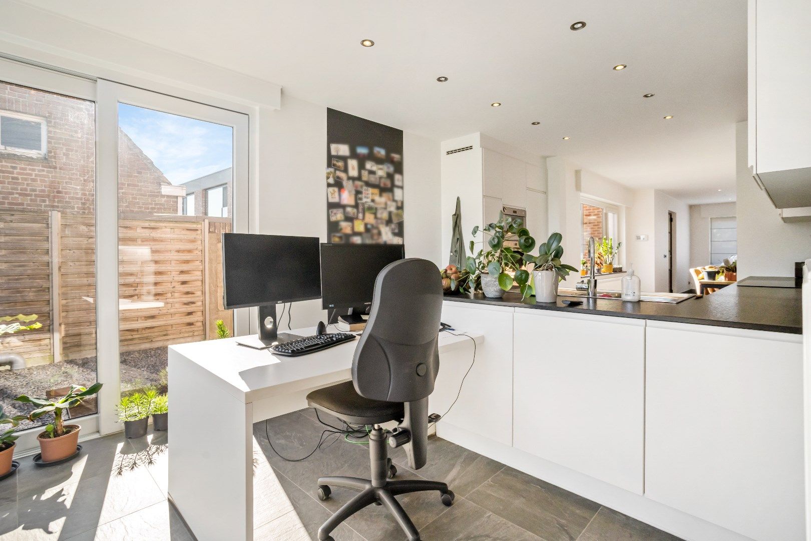 Deze prachtige woning werd 10 jaar geleden volledig gerenoveerd en biedt een moderne en comfortabele leefomgeving. foto 9