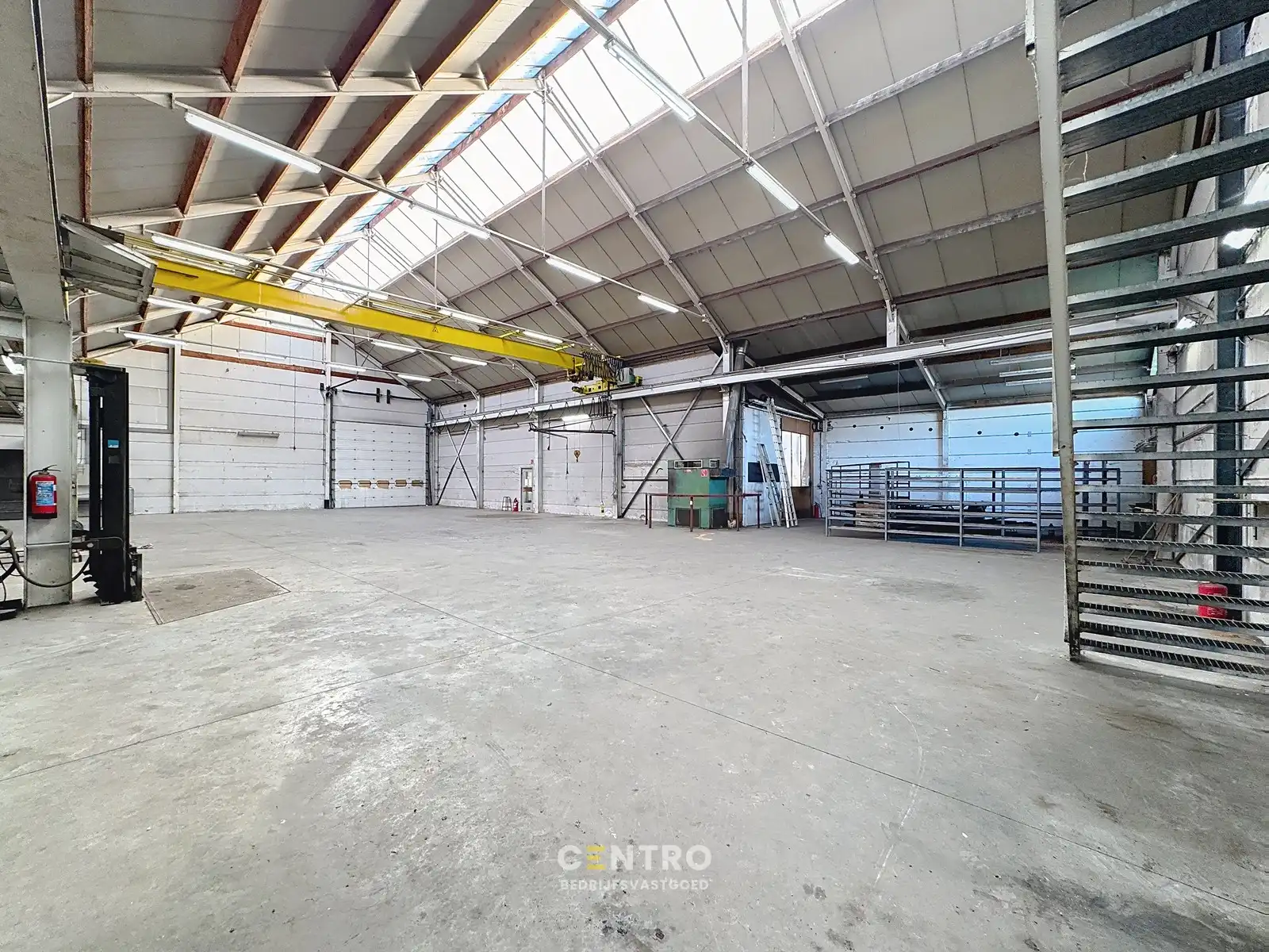 Opslagruimte met showroom en 3 verhuurde appartementen op 3.682m2! foto 8