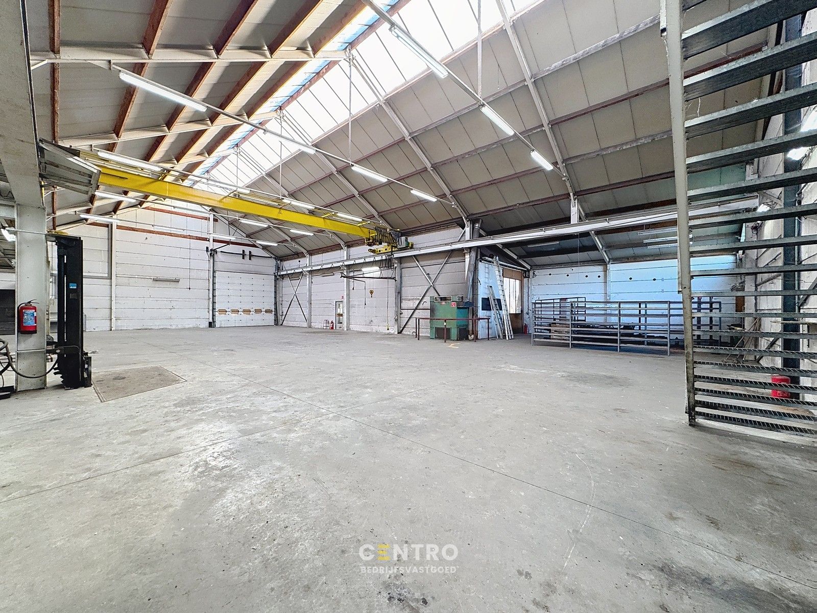 Opslagruimte met showroom en 3 verhuurde appartementen op 3.682m2! foto 6