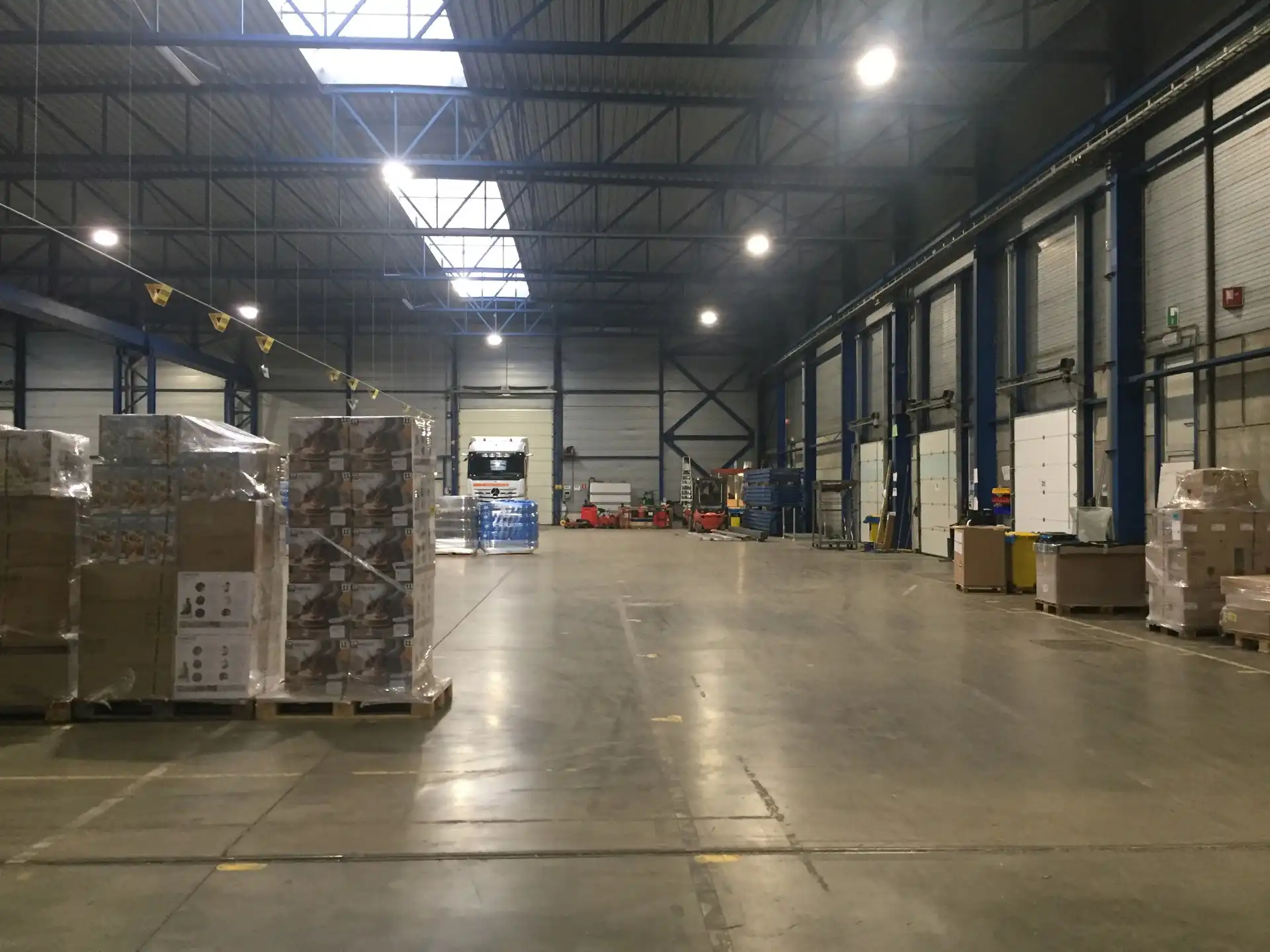 Te Huur Genk: Magazijn met kades en poort  foto 10