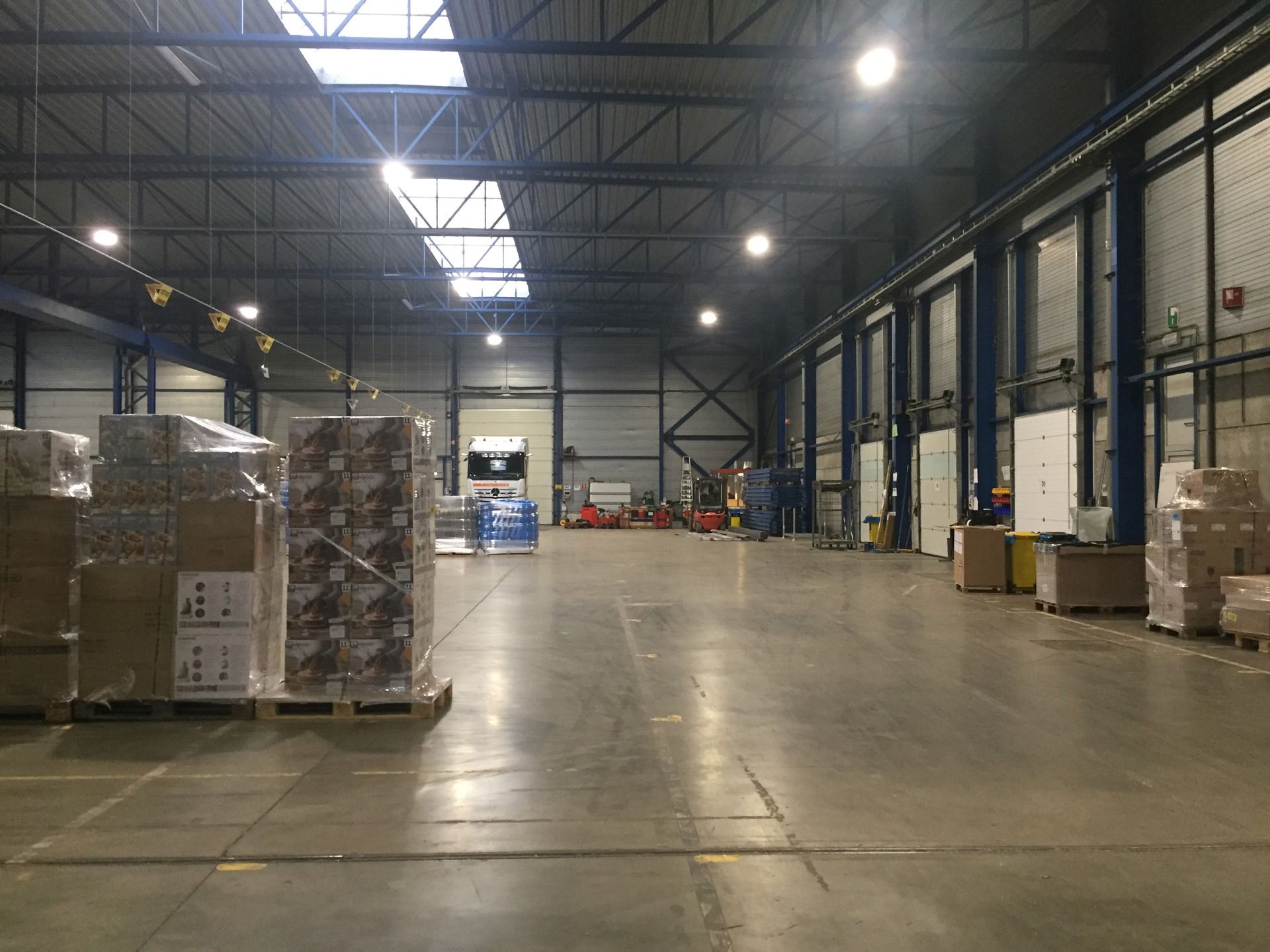 Te Huur Genk: Magazijn met kades en poort  foto 10