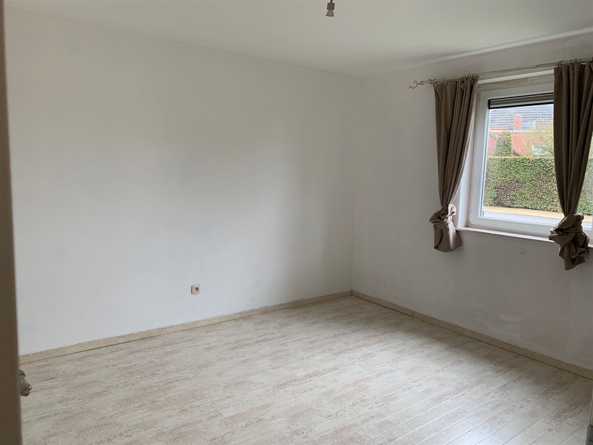 GELIJKVLOERS APPARTEMENT MET 2 SLAAPKAMERS, TERRAS, BERGING EN AUTOSTANDPLAATS TE BERINGEN foto 5