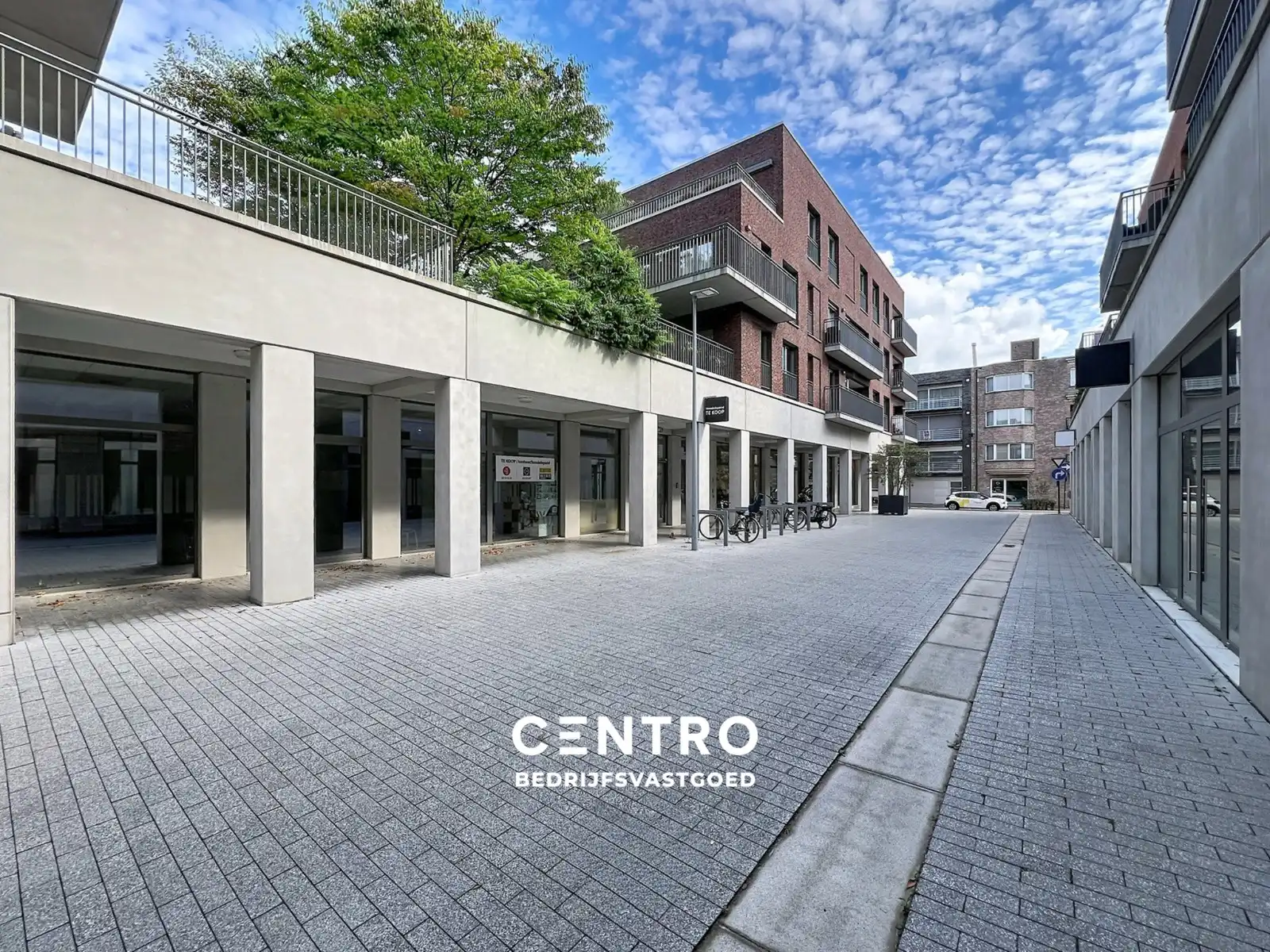 Modern kantoor (± 825 m²)  met 20 ondergrondse  parkeerplaatsen op een rustige, vlot bereikbare locatie te Roeselare (Noordhof), ideaal voor vrije beroepen en zelfstandigen. foto {{pictureIndex}}
