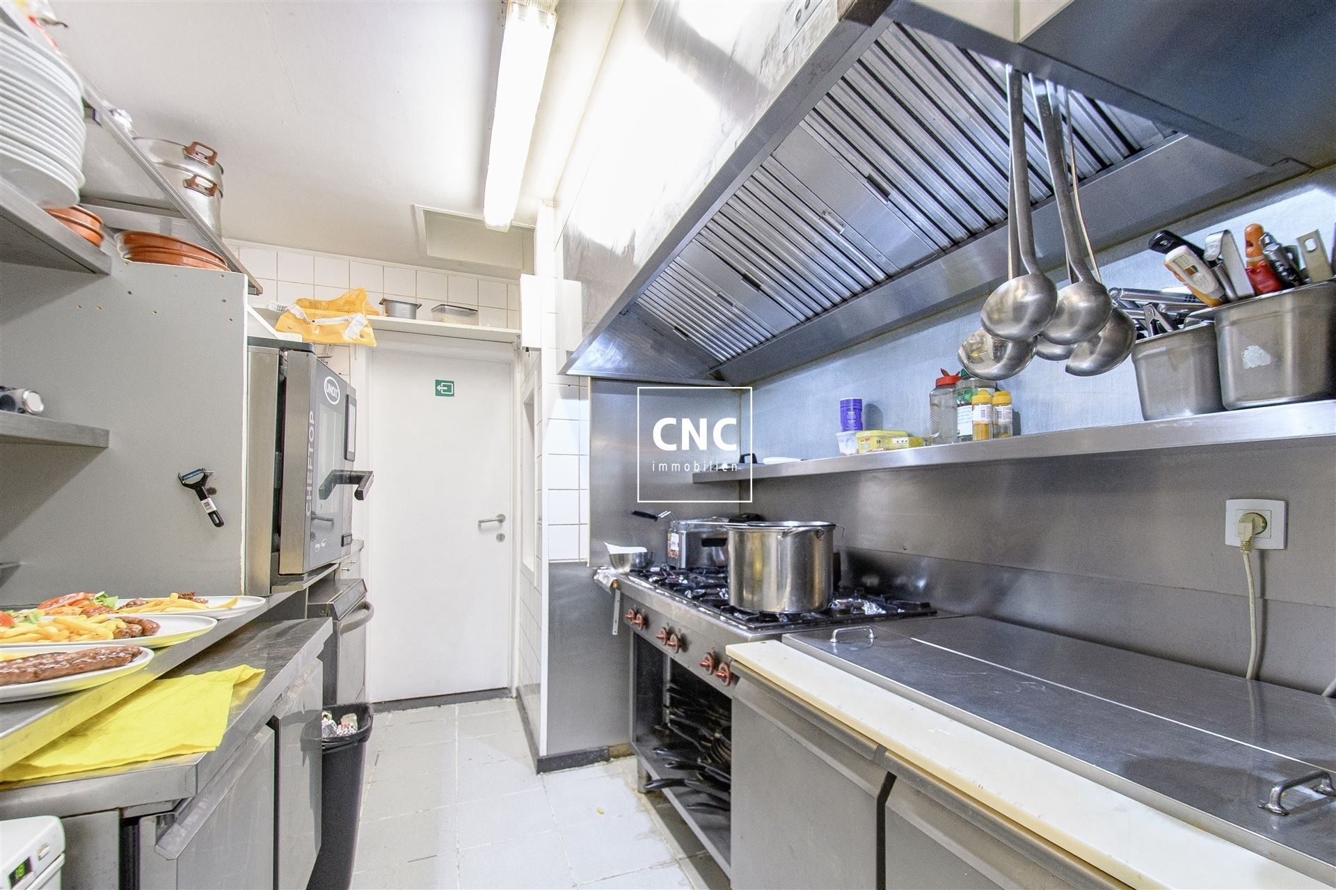 Goed draaiende horecazaak op centrale en commerciële ligging foto 12