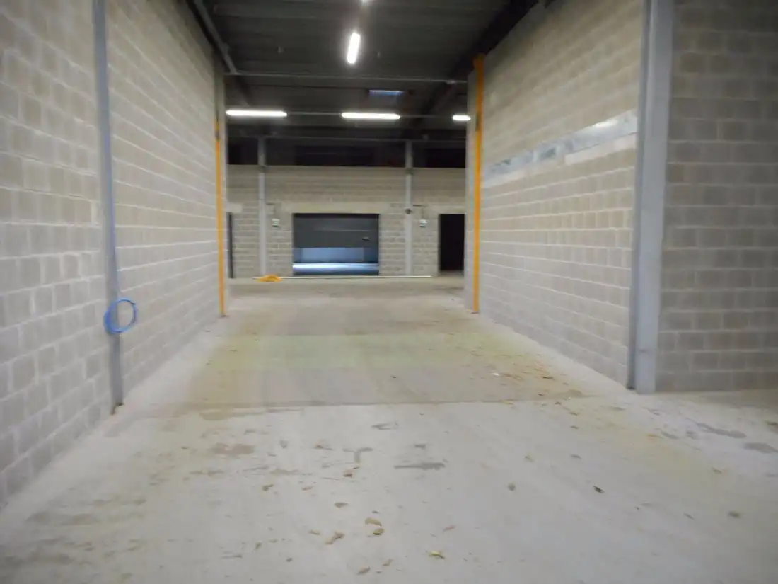 Groot magazijn/garage/opslagruimte foto 4