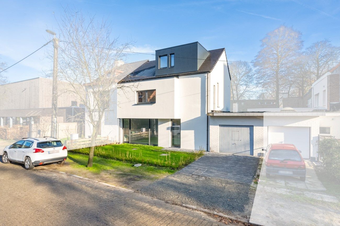Instapklare nieuwbouwwoning met 4 slaapkamers, 2 badkamers en garage foto {{pictureIndex}}