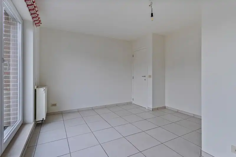 Ruim 2 slaapkamer appartement TE HUUR in residentie Den Hert in hartje Oostrozebeke! foto 16