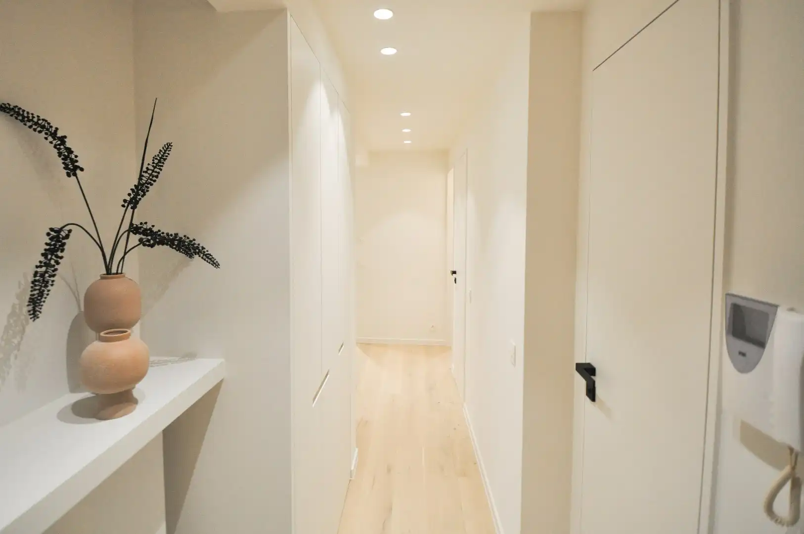 Volledig gerenoveerd hoek-appartement gelegen op enkele stappen van de zee. foto 7