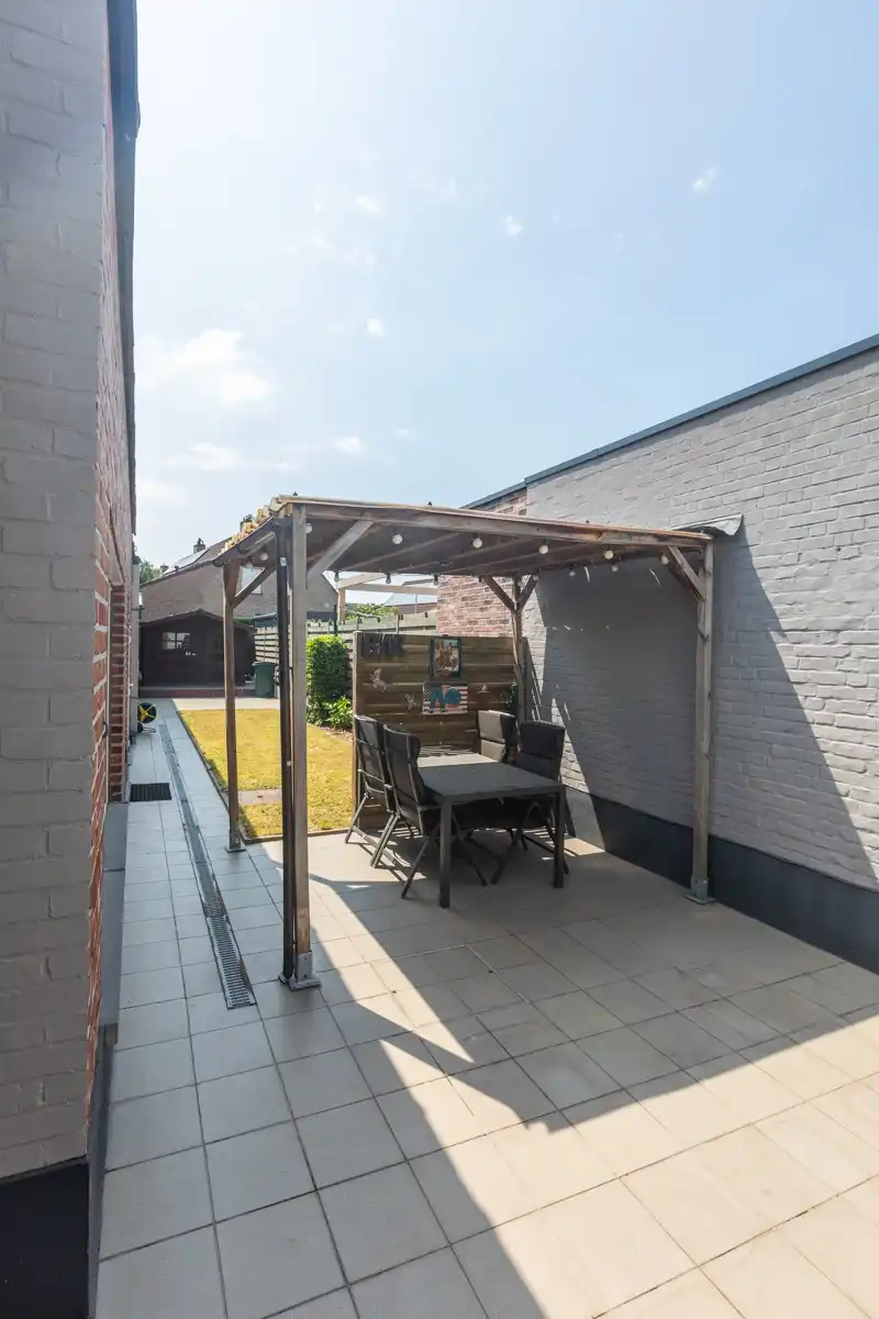 Handelspand (winkel) met woonst en magazijntje van +/- 130m². foto 16