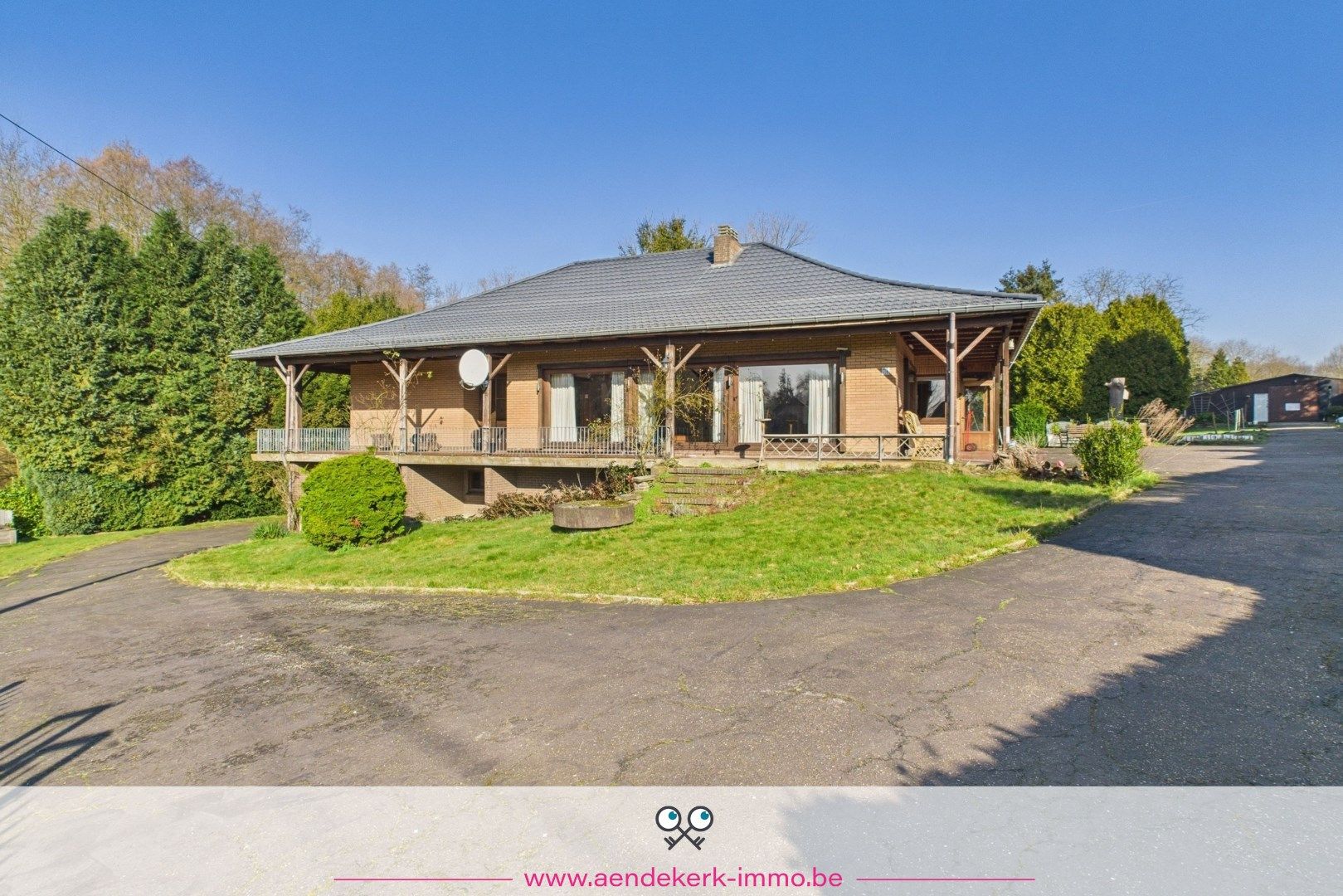 Hoofdfoto van de publicatie: Ruime, te renoveren, woning met loods/stal in As