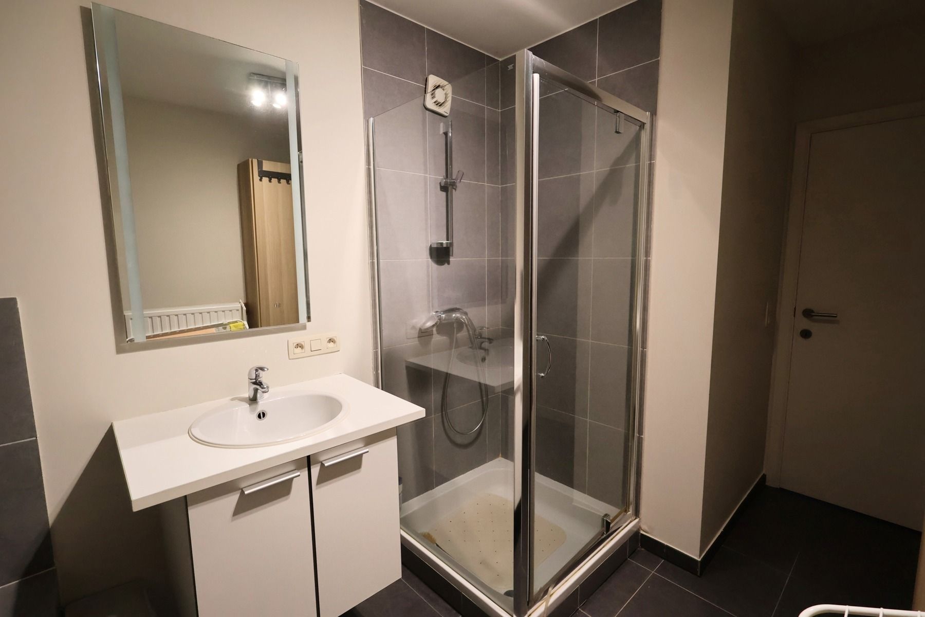 Appartement op de 2de verdieping met terras, kelderberging en autostaanplaats. foto 8