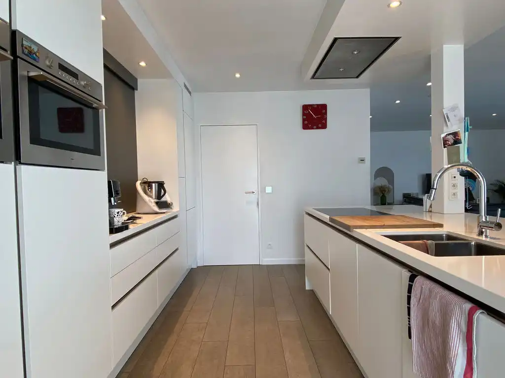 Ruime moderne woning met 4 slaapkamers, bureauruimte, dakterras en drie parkeerplaatsen in Pittem foto 6