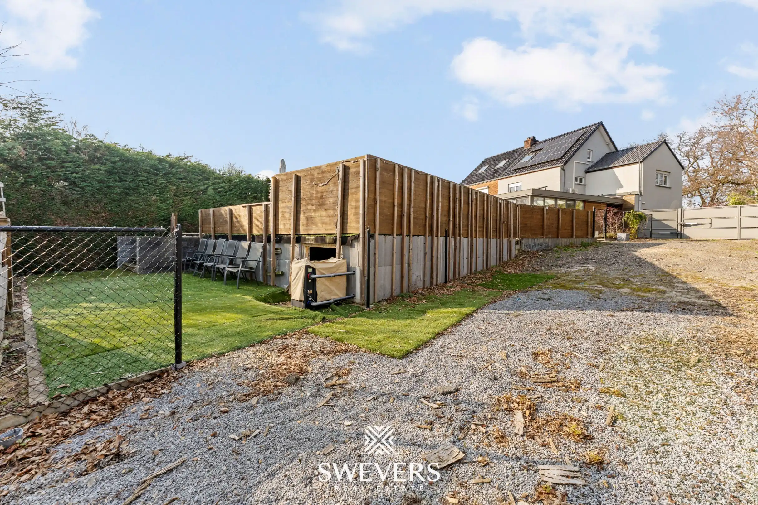 Ruime halfopen woning met zuidoostgerichte tuin en zwembad foto 30