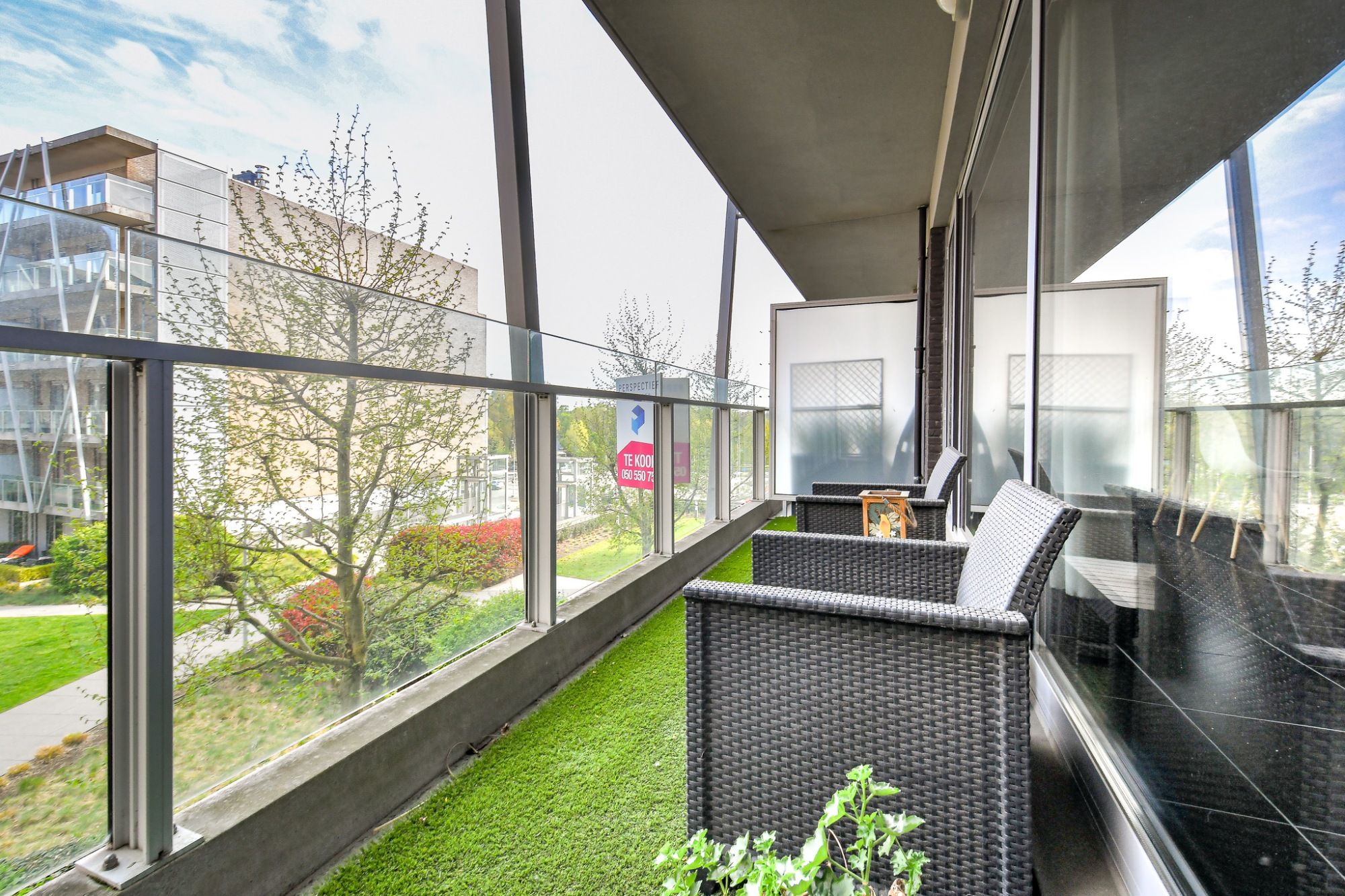 Instapklaar appartement met 2 SLPKS naast het station van Brugge foto 13