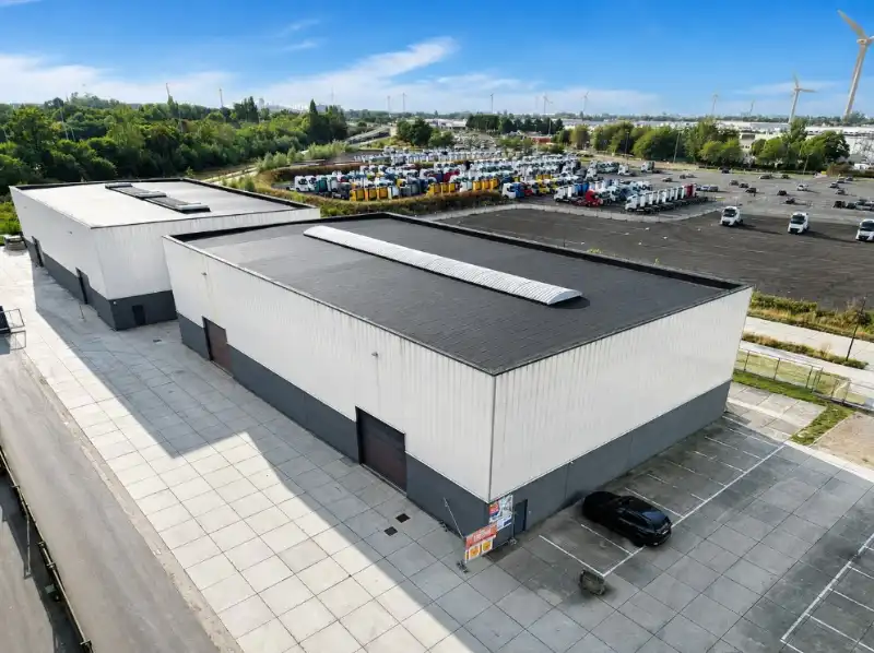 Recent magazijn van 1.062 m² met 2 sectionaalpoorten op toplocatie in Oostakker foto {{pictureIndex}}