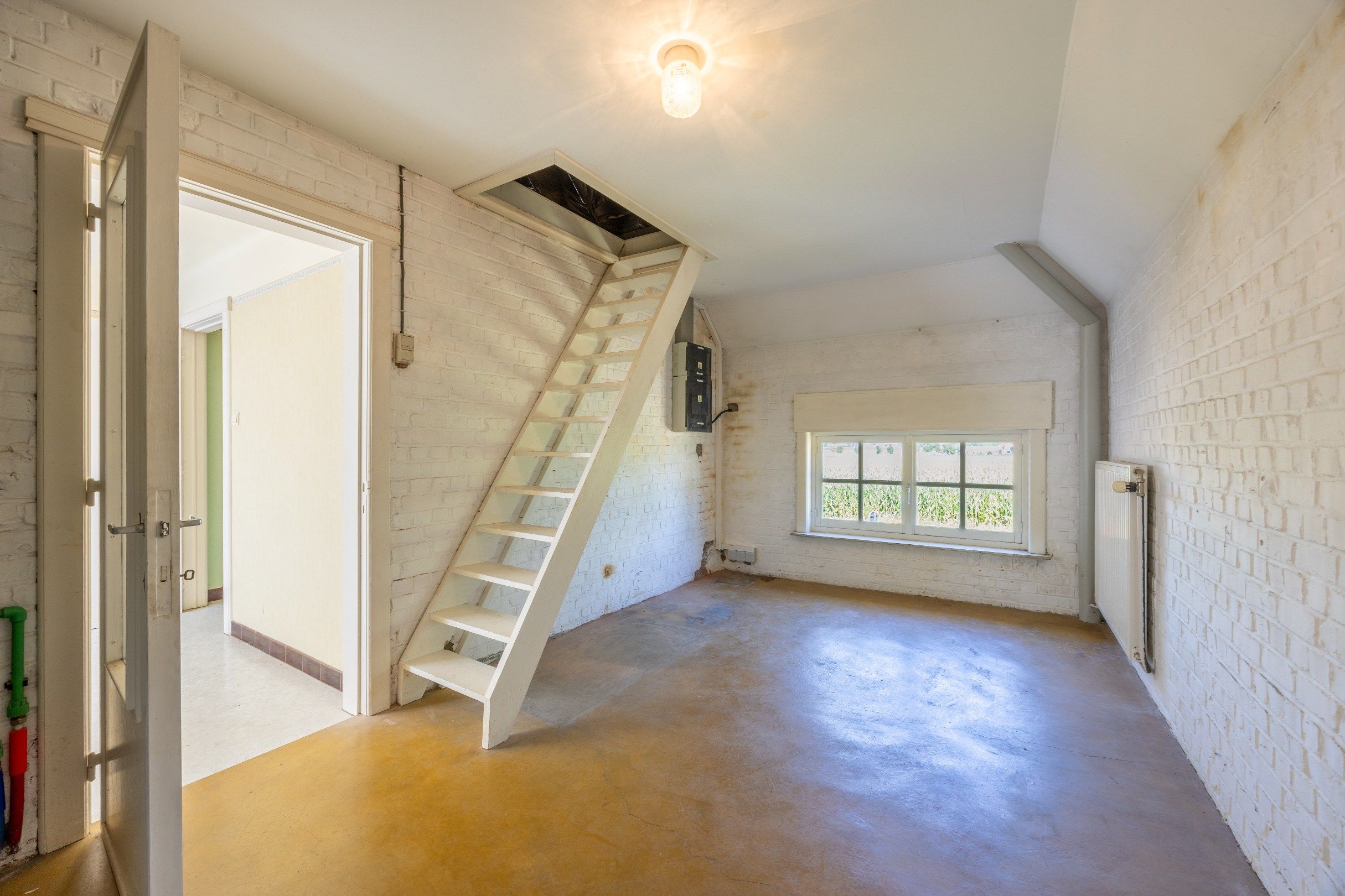 KLOEKE VILLA MET MAGAZIJN IN EEN LANDELIJKE OMGEVING foto 13