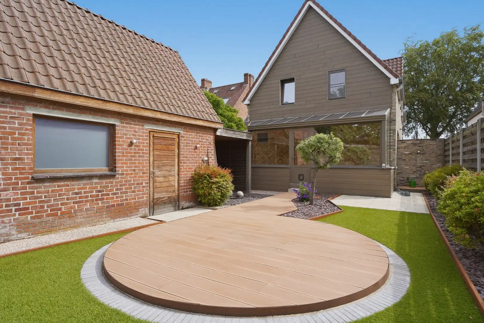 Open bebouwing met zonnige tuin in Sint-Michiels foto 10