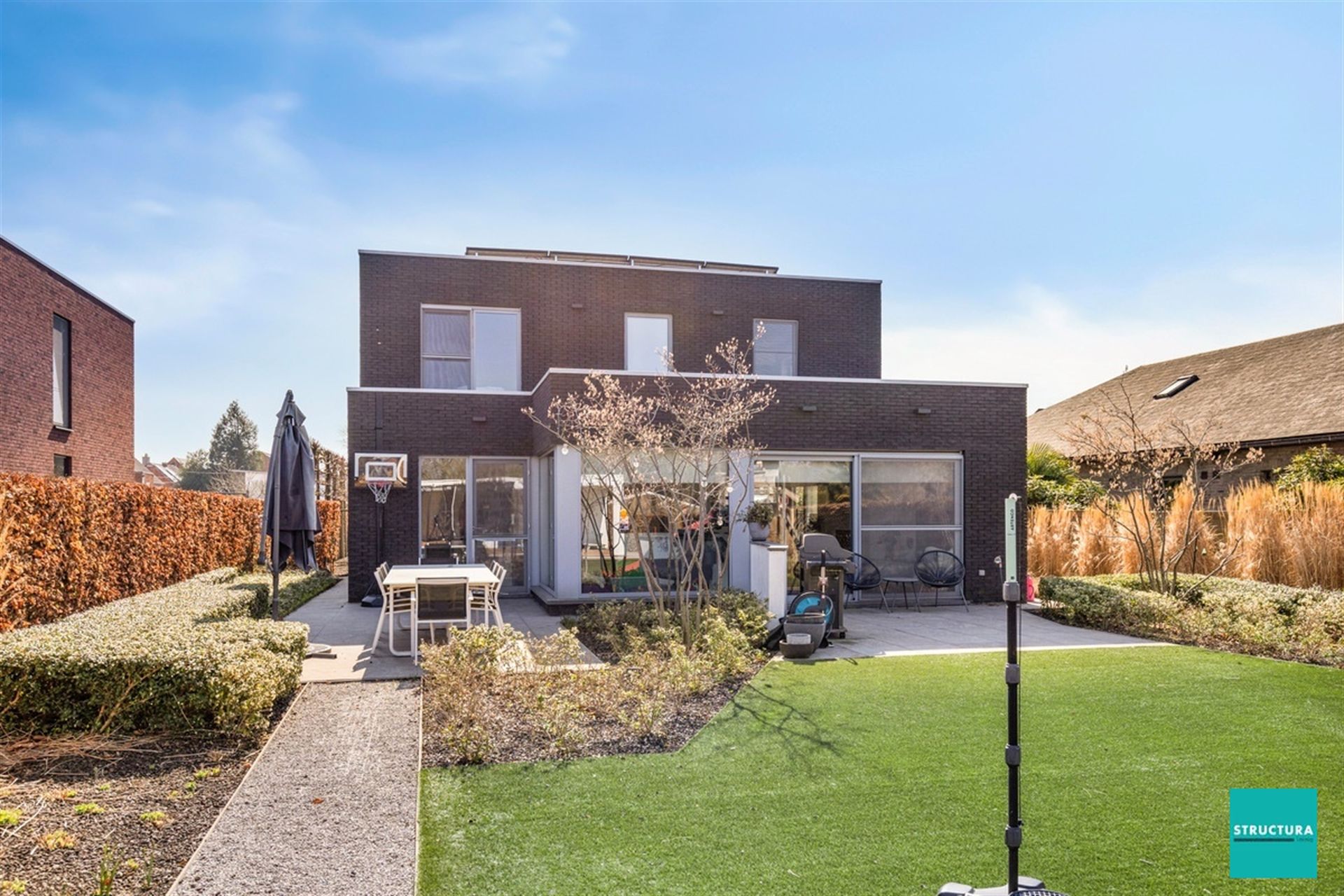 Prachtige moderne villa met zwembad en poolhouse foto 26