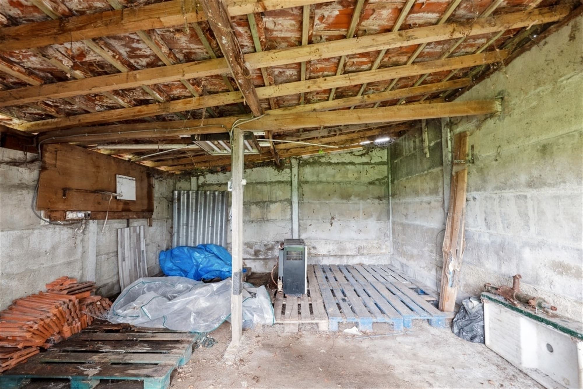 KNUSSE RIJWONING VLAKBIJ HET CENTRUM VAN LANDEN   foto 22