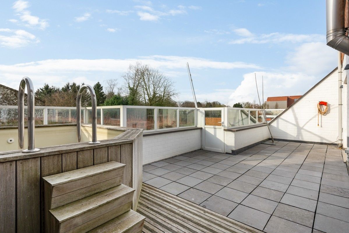 Ruim duplexappartement met mogelijk 4 slaapkamers en 2 badkamers, gezellig terras en ruime garage. foto 3